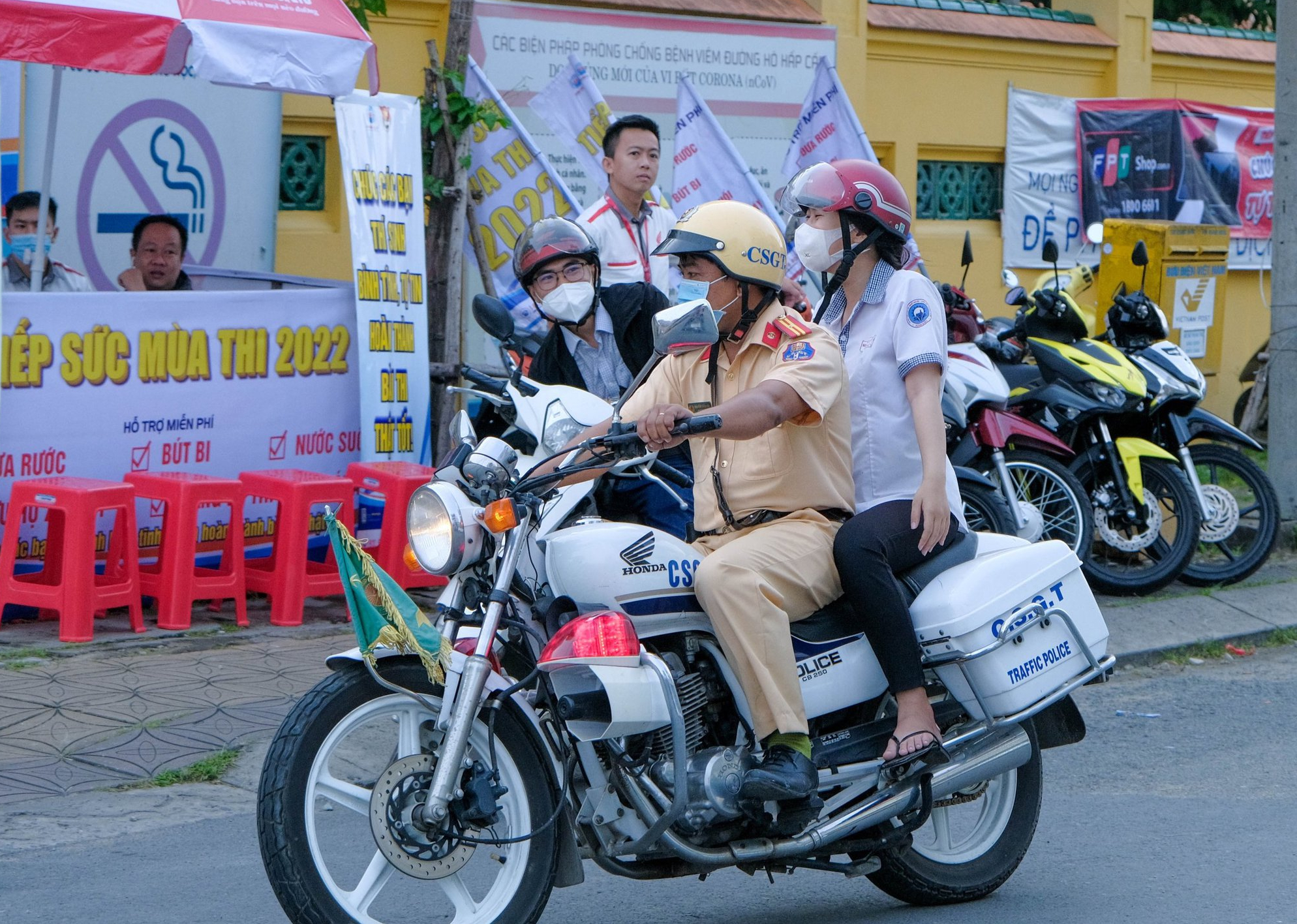 Đang tuần tra, CSGT chở thí sinh về nhà lấy giấy báo dự thi