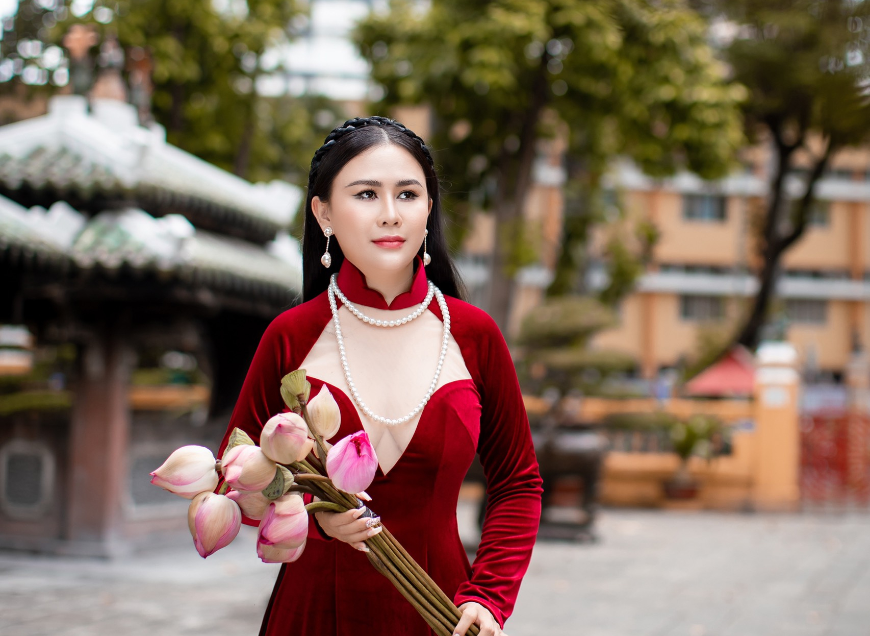 Hoa hậu thiện nguyện Lý Kim Ngân dịu dàng trong tà áo dài Việt
