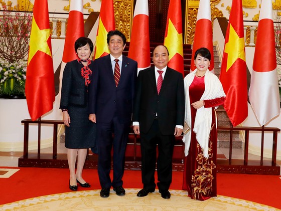 Những h&igrave;nh ảnh đ&aacute;ng nhớ của cố Thủ tướng Abe Shinzo v&agrave; L&atilde;nh đạo Việt Nam - Ảnh 11.