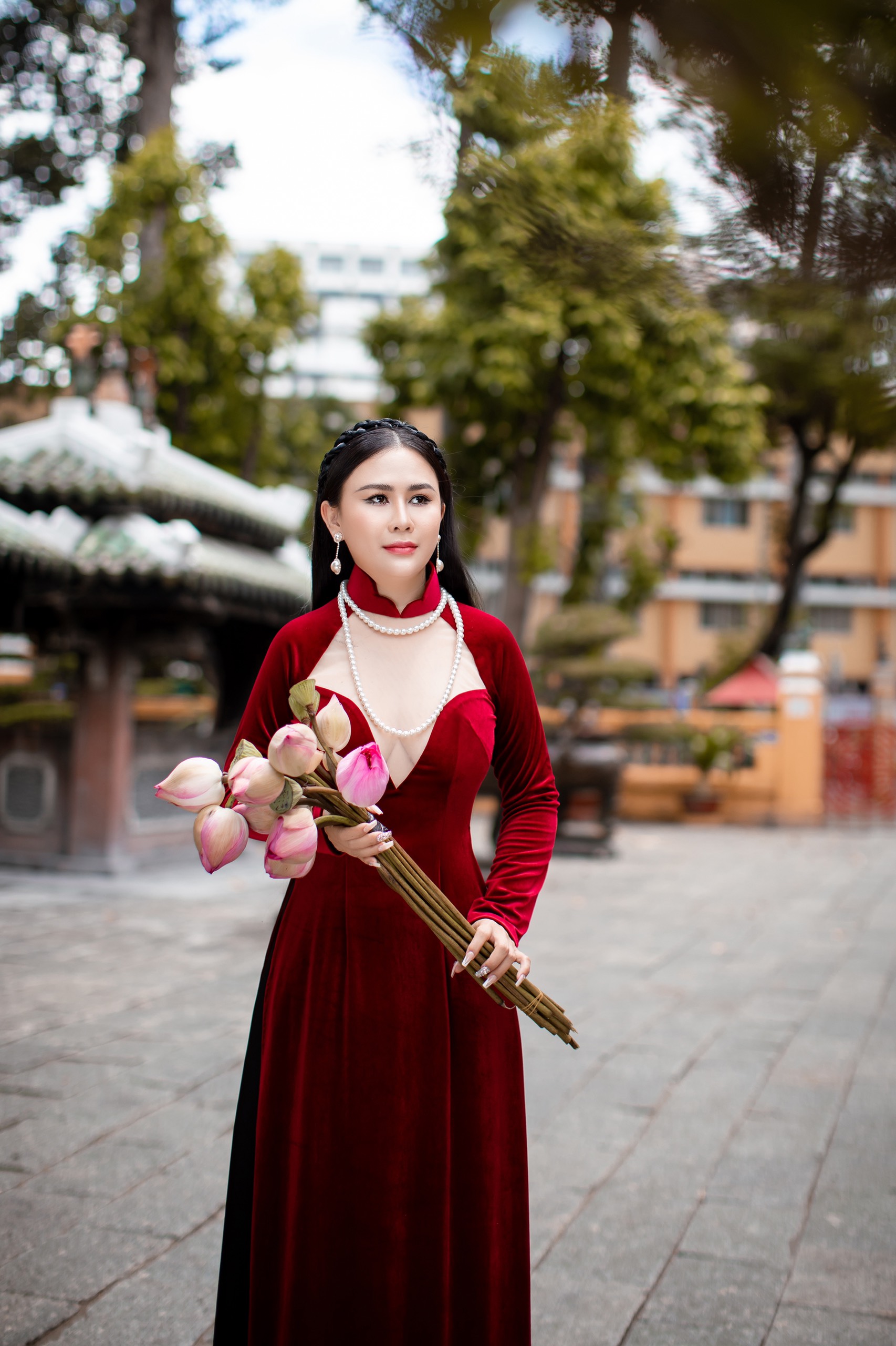 Hoa hậu thiện nguyện L&yacute; Kim Ng&acirc;n dịu d&agrave;ng trong t&agrave; &aacute;o d&agrave;i Việt - Ảnh 1.