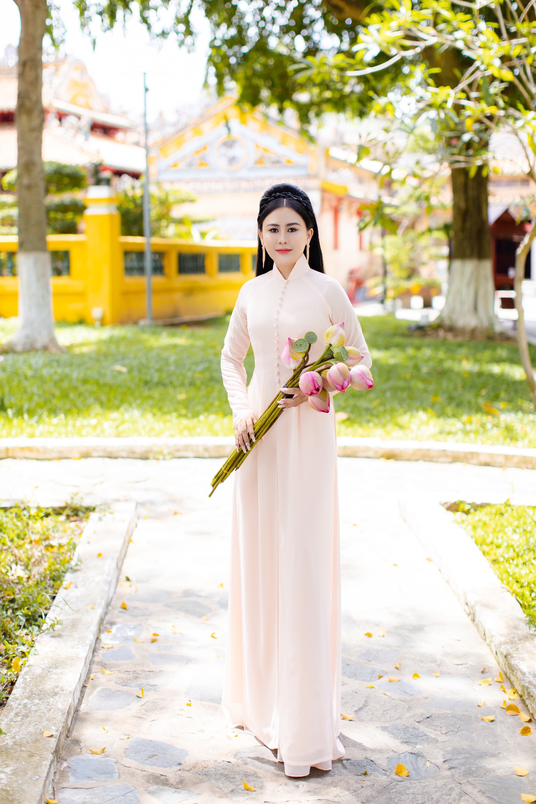 Hoa hậu thiện nguyện L&yacute; Kim Ng&acirc;n dịu d&agrave;ng trong t&agrave; &aacute;o d&agrave;i Việt - Ảnh 2.