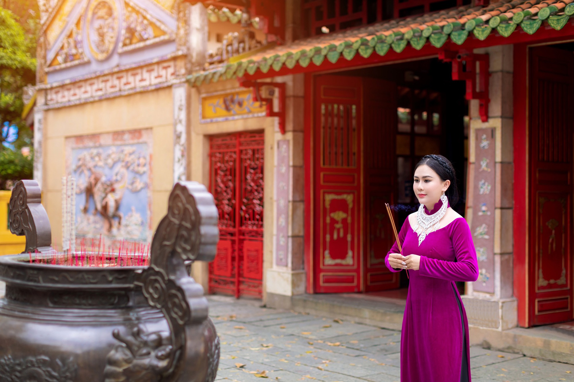 Hoa hậu thiện nguyện L&yacute; Kim Ng&acirc;n dịu d&agrave;ng trong t&agrave; &aacute;o d&agrave;i Việt - Ảnh 5.