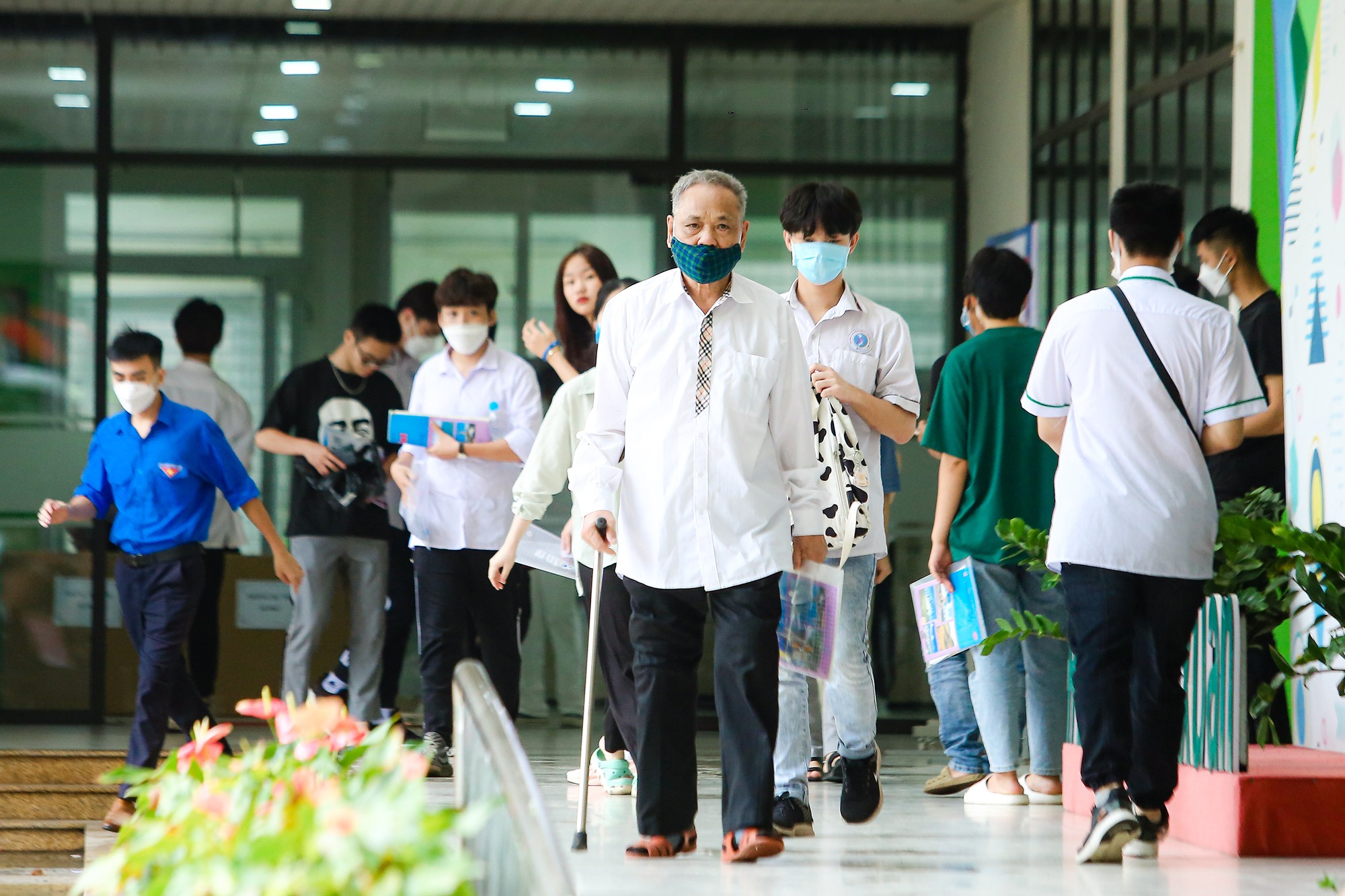 CLIP: Th&uacute; vị với chia sẻ của th&iacute; sinh 82 tuổi chống ba tong đi thi tốt nghiệp THPT 2022 - Ảnh 1.