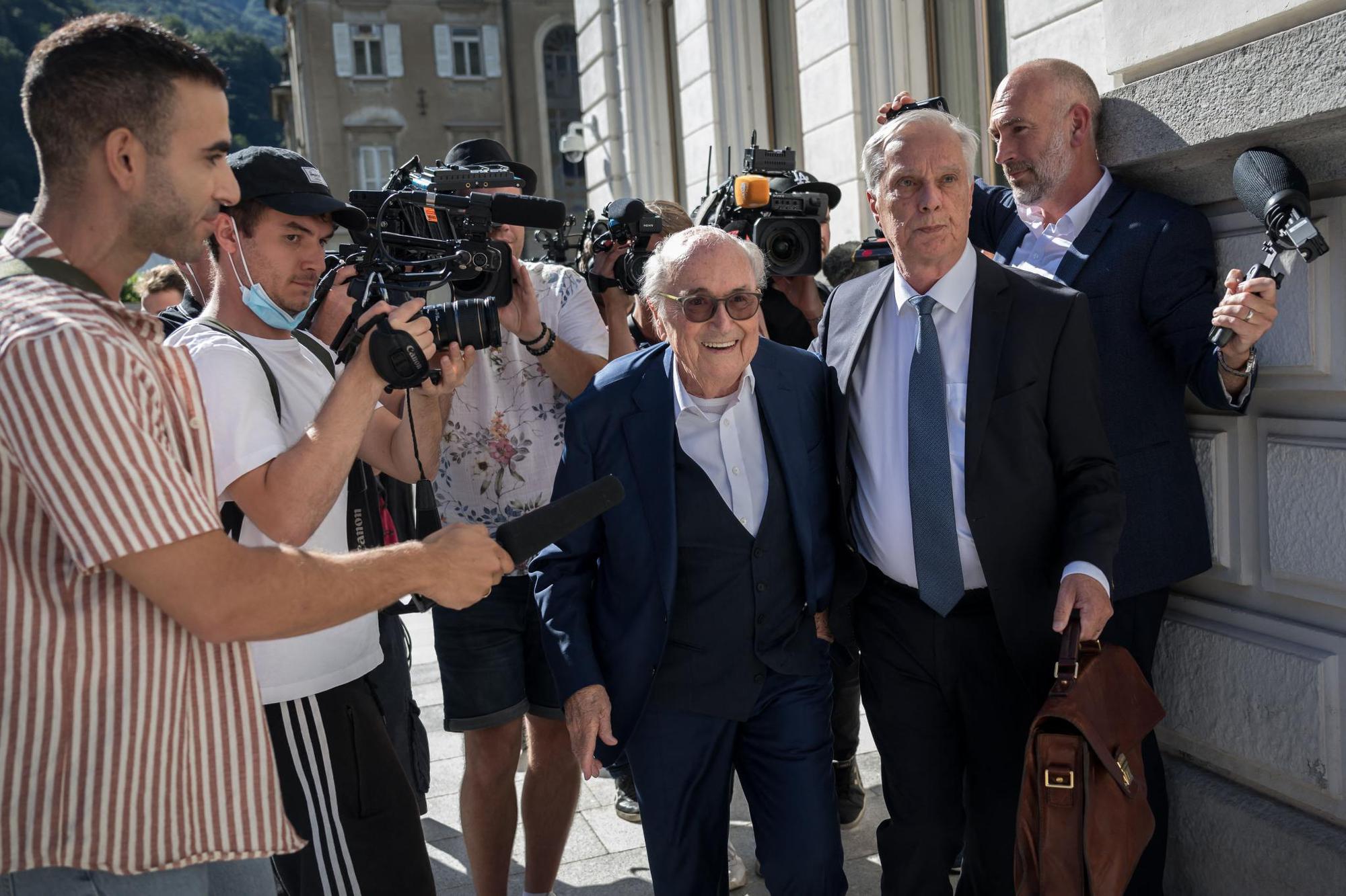 Sepp Blatter và Michel Platini được tuyên vô tội
