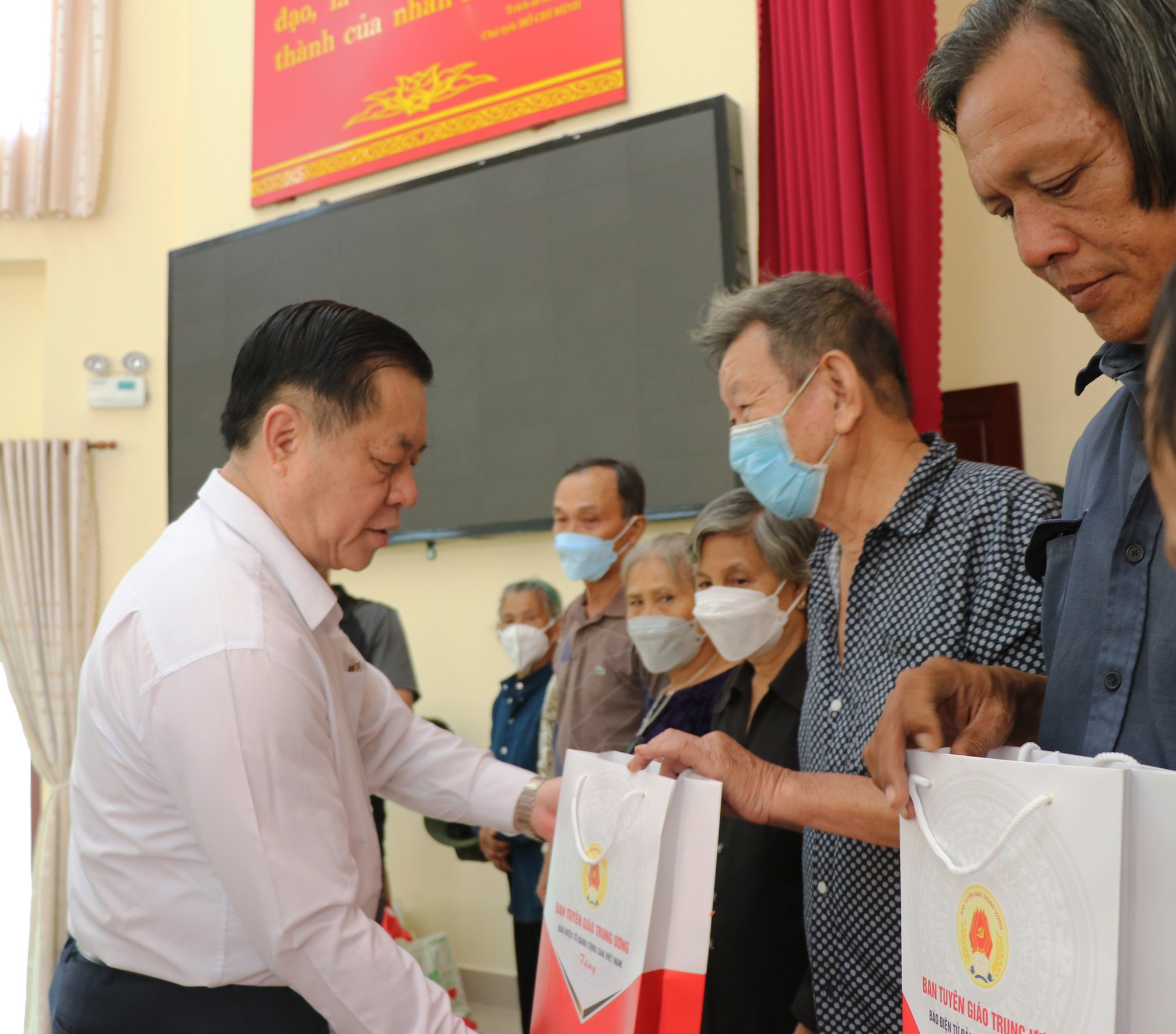 Bình Phước: 5 căn nhà và hàng trăm phần quà gửi tới người có công