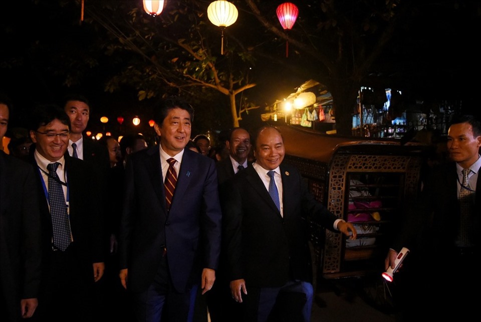Những h&igrave;nh ảnh đ&aacute;ng nhớ của cố Thủ tướng Abe Shinzo v&agrave; L&atilde;nh đạo Việt Nam - Ảnh 10.