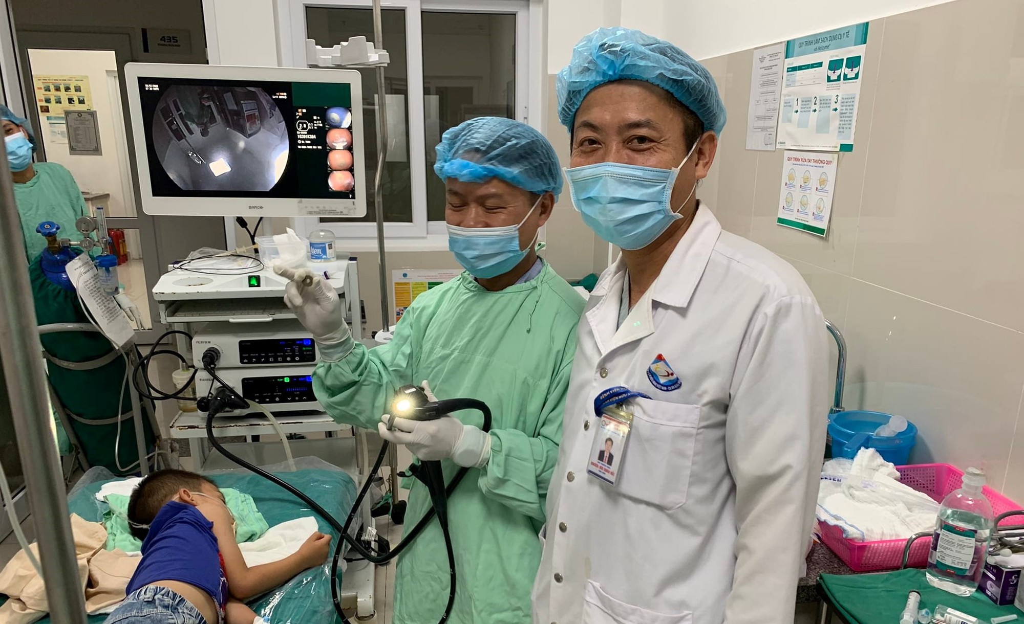 Cháu bé nhập viện vì nuốt bu lông xe máy vào bụng