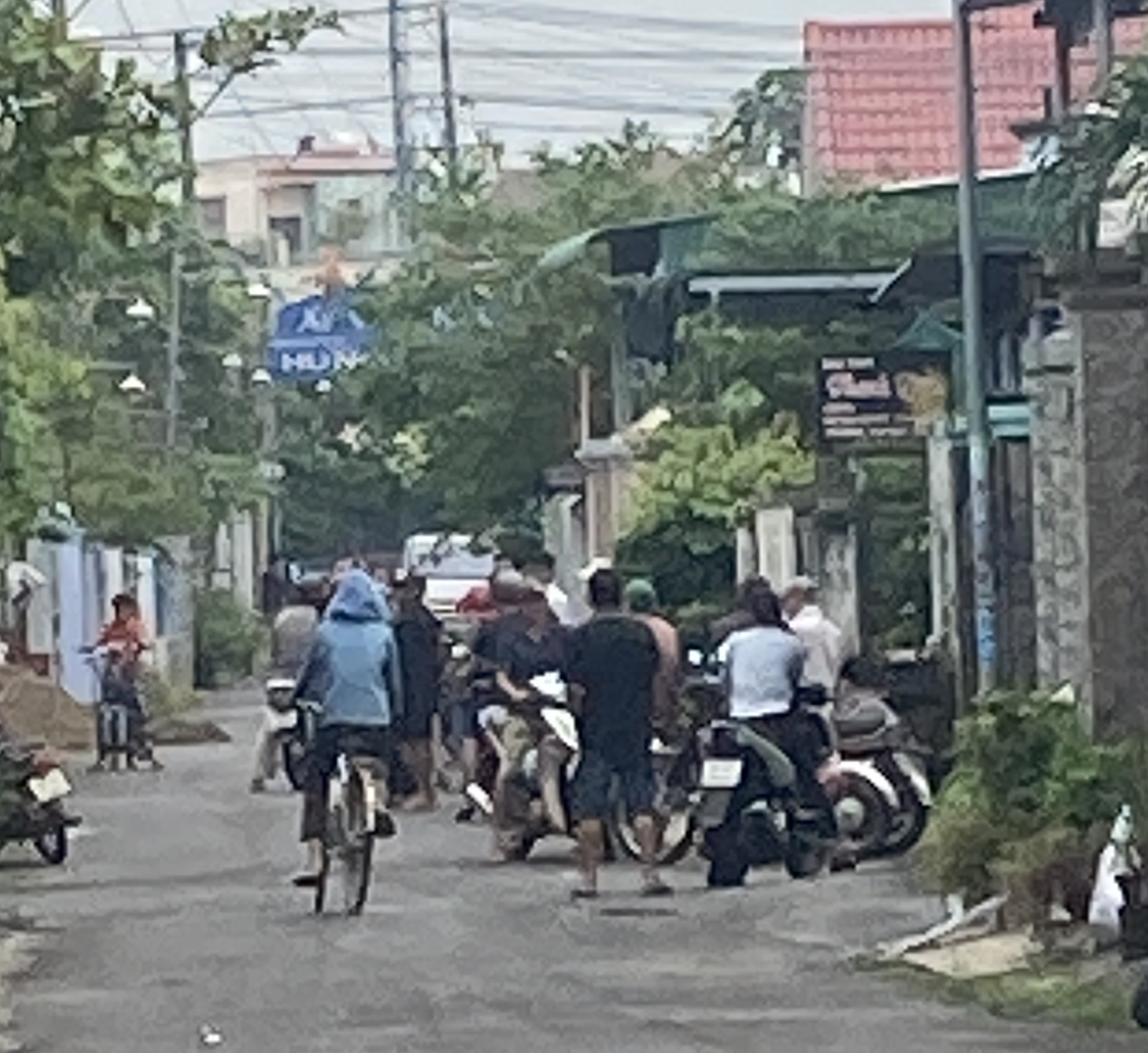 Bàng hoàng phát hiện người phụ nữ treo cổ chết trên hàng rào