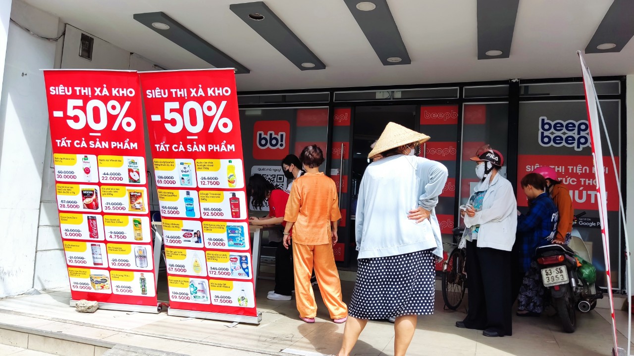 Không riêng gì Bách Hóa Xanh, nhiều cửa hàng cũng treo bảng “xả kho", giảm giá
