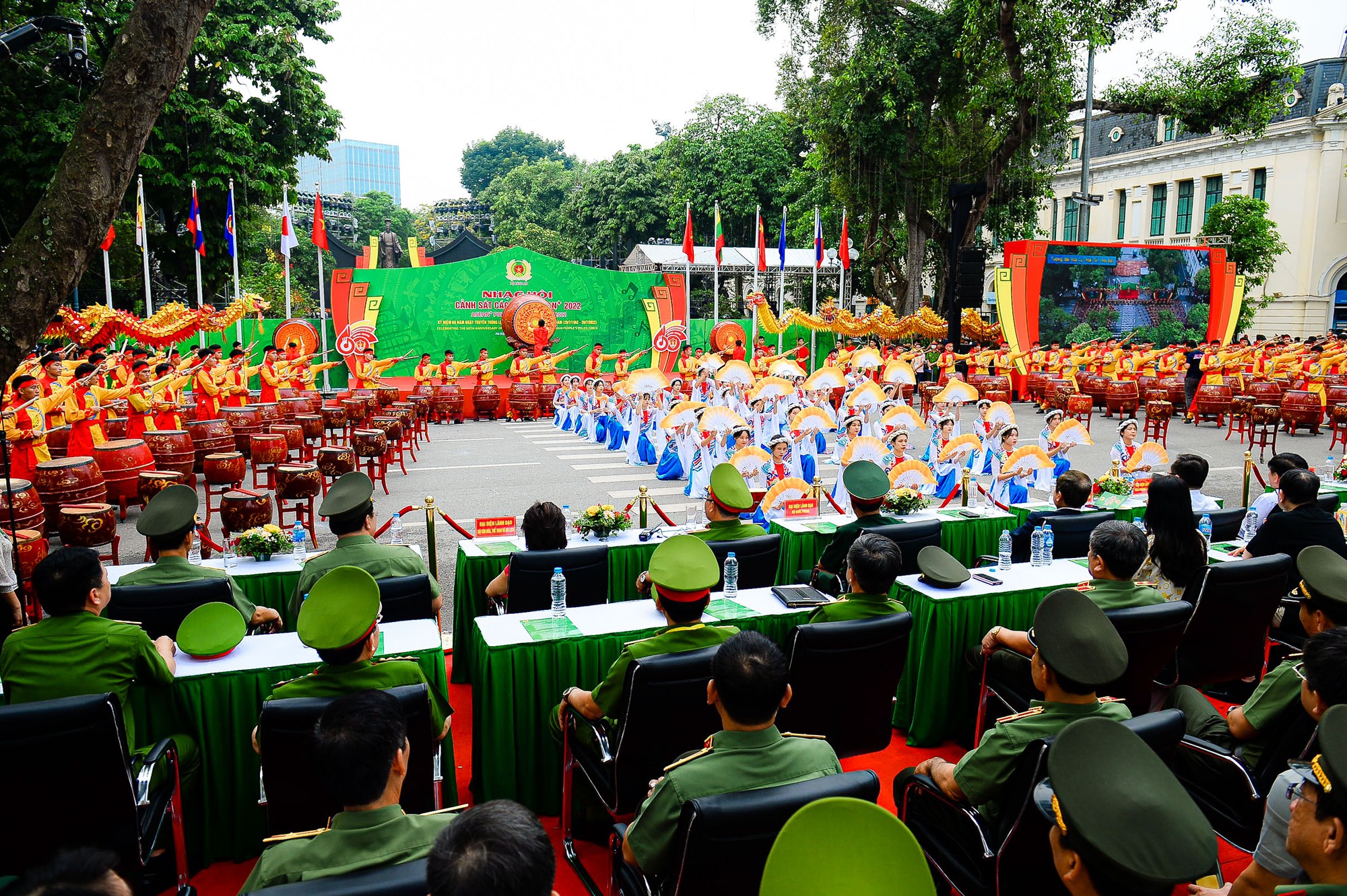 Mãn nhãn dàn kỵ binh diễu hành trên phố Hà Nội - Ảnh 1.