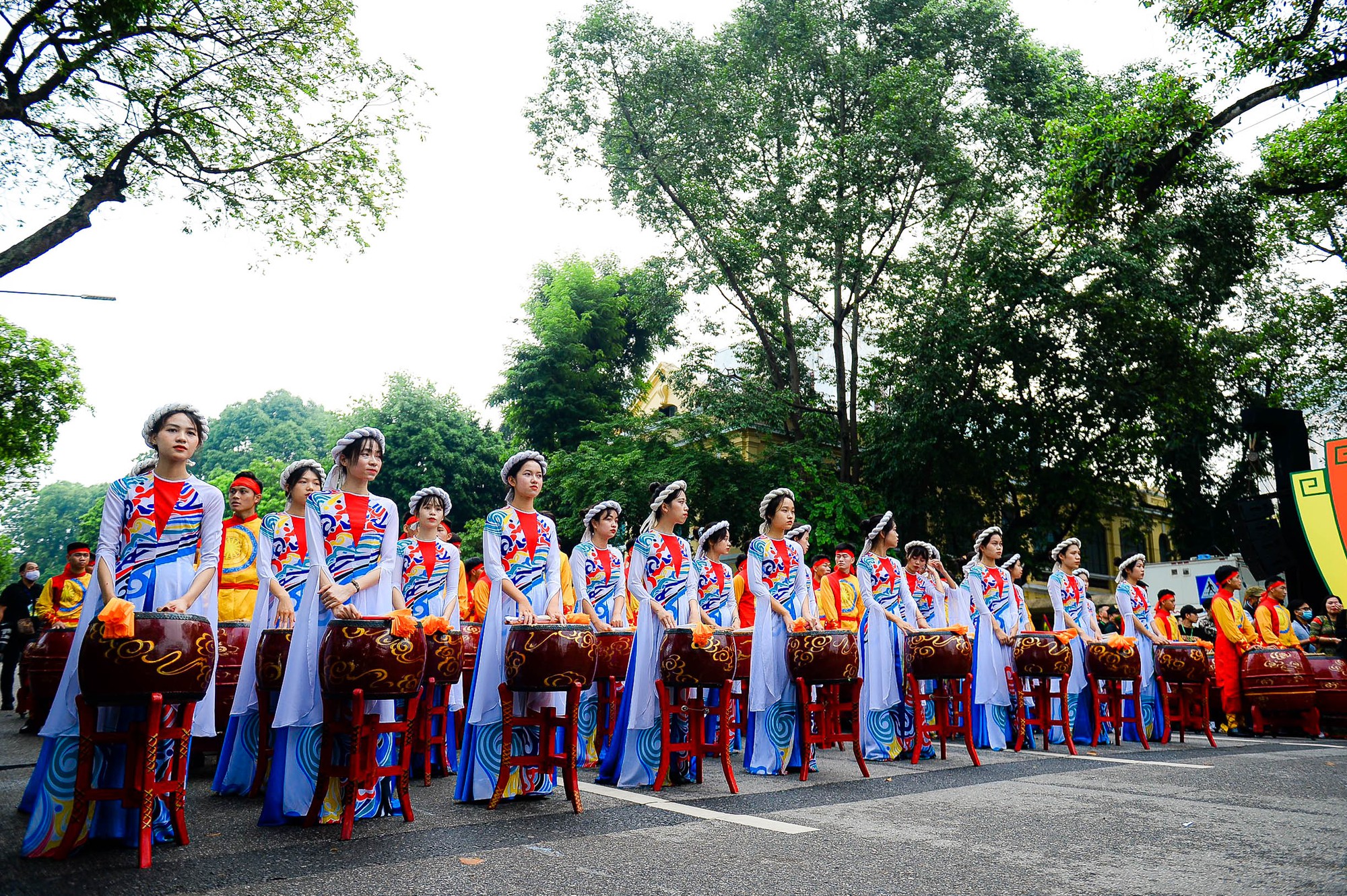 Mãn nhãn dàn kỵ binh diễu hành trên phố Hà Nội - Ảnh 2.