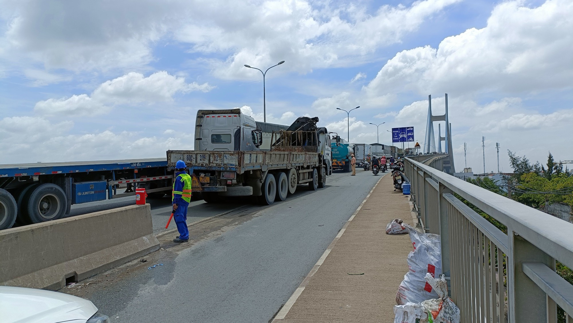 TP HCM: Hạn chế ôtô, xe máy qua cầu Phú Mỹ
