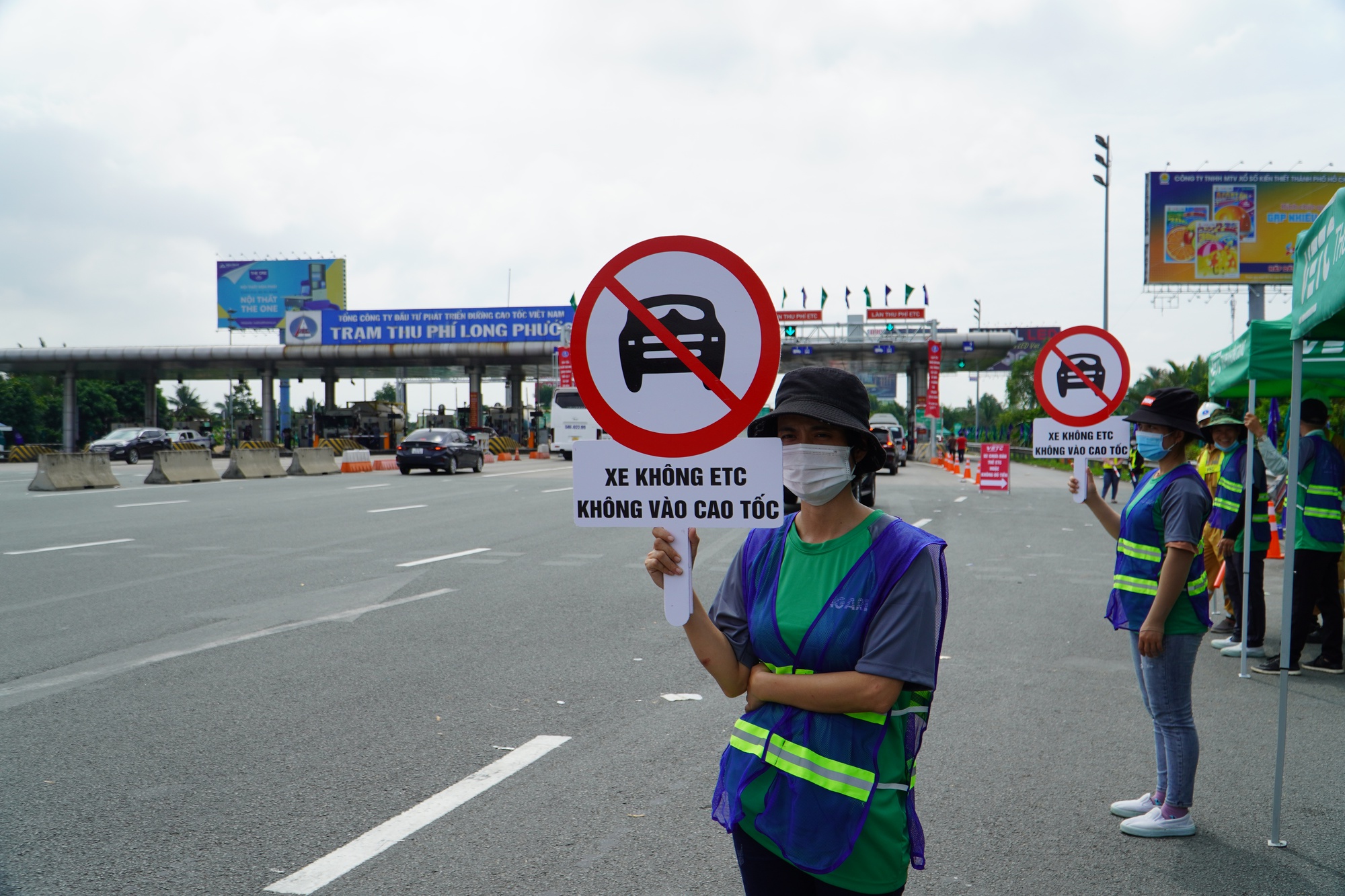 Ng&agrave;y đầu thu ph&iacute; kh&ocirc;ng dừng: &Ugrave;n tắc nhẹ - Ảnh 1.