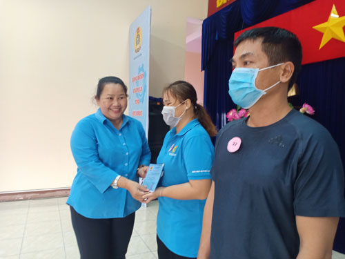 Tiếp sức con công nhân nghèo, hiếu học