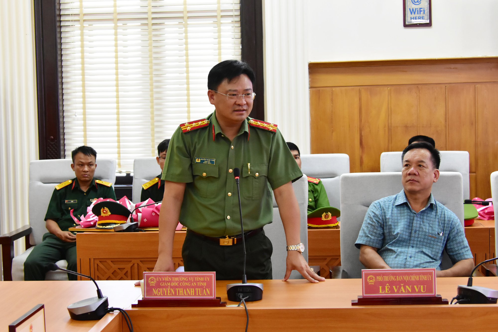 Kẻ d&ugrave;ng s&uacute;ng cướp 2 tiệm v&agrave;ng ở Huế l&agrave; c&aacute;n bộ trại giam - Ảnh 3.