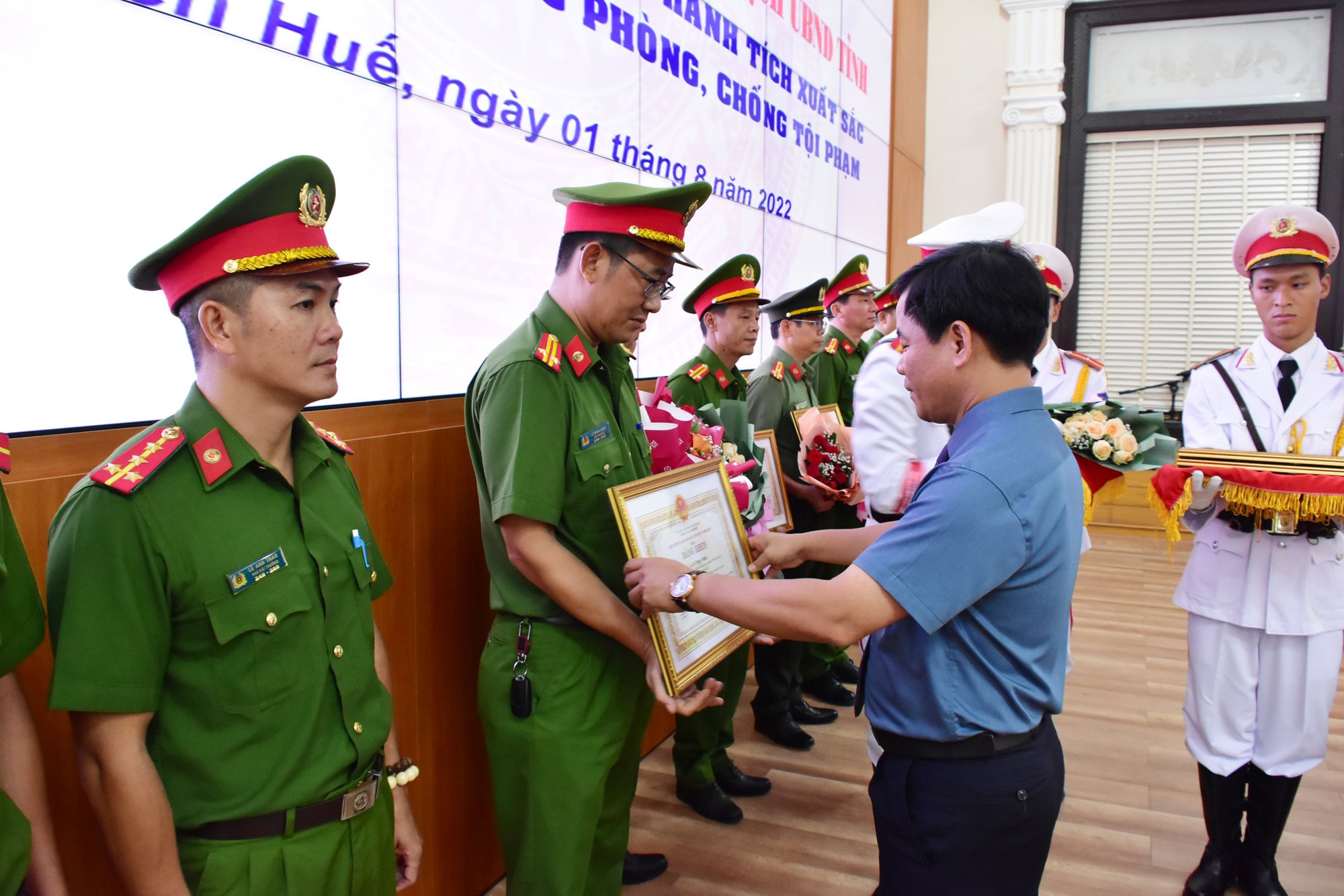 Kẻ d&ugrave;ng s&uacute;ng cướp 2 tiệm v&agrave;ng ở Huế l&agrave; c&aacute;n bộ trại giam - Ảnh 2.