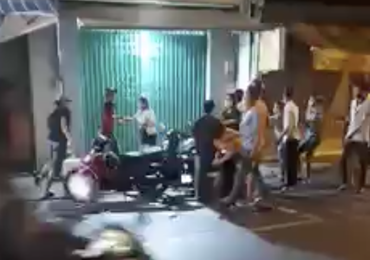 Hai nhóm hỗn chiến trước quán karaoke ở TP HCM