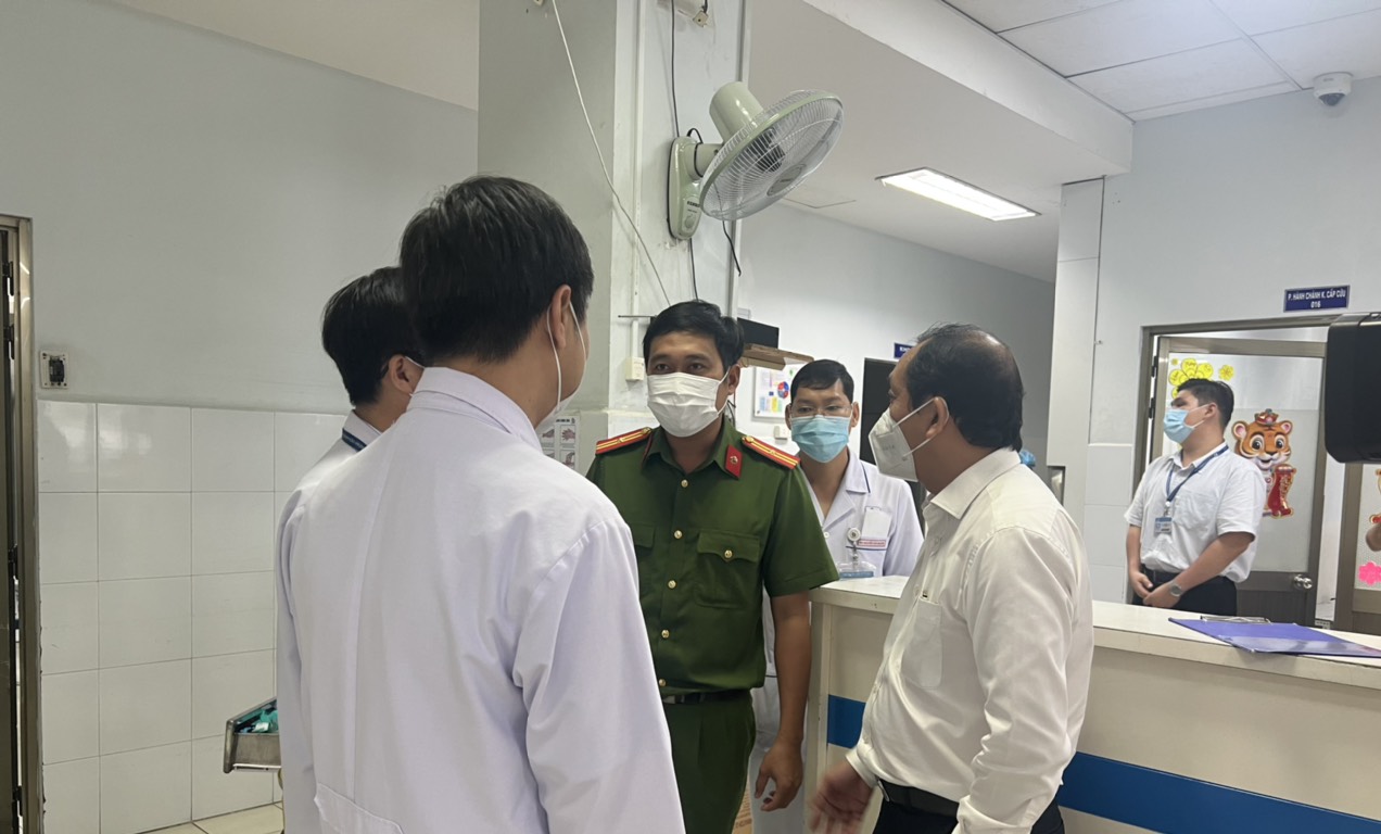 Diễn biến mới nhất vụ b&aacute;c sĩ bị b&oacute;p cổ tại khoa cấp cứu - Ảnh 3.