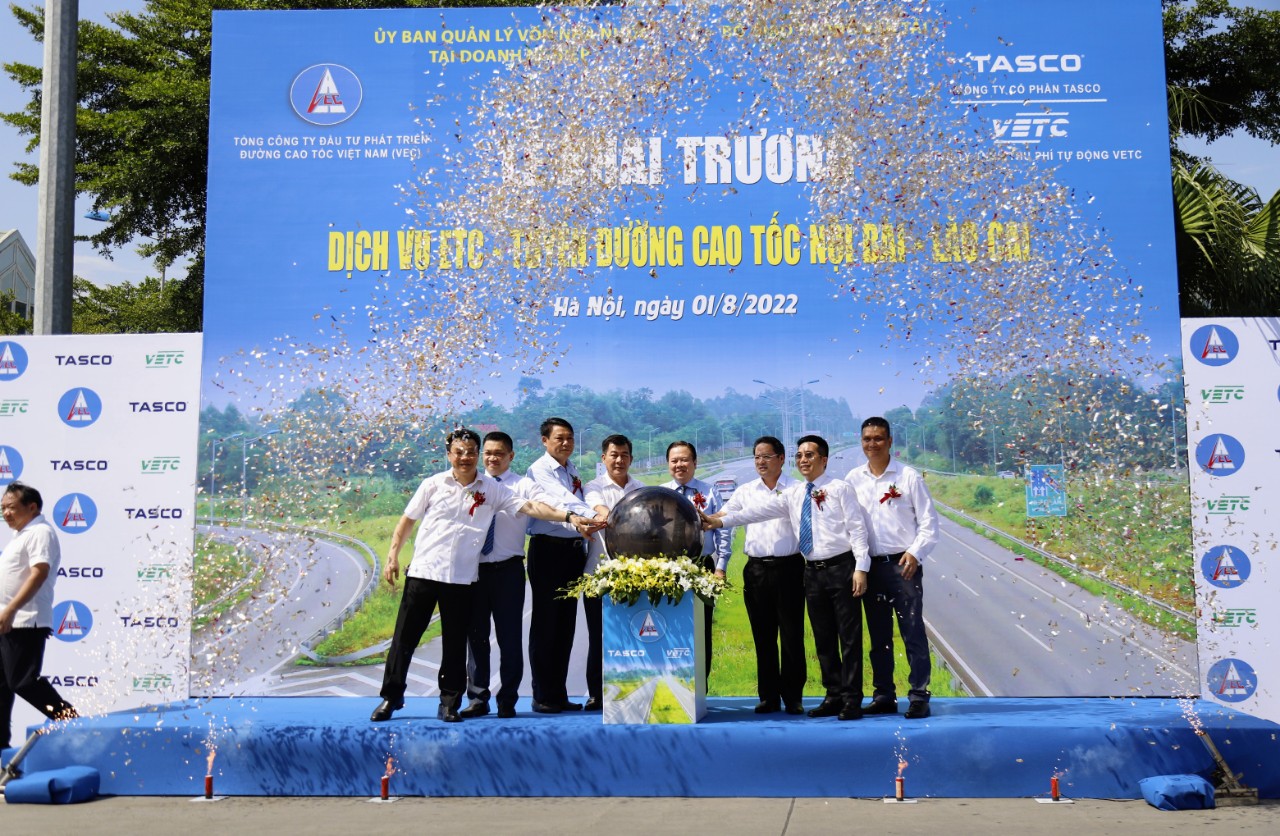Ng&agrave;y đầu cao tốc Nội B&agrave;i-L&agrave;o Cai chỉ thu ph&iacute; kh&ocirc;ng dừng, nhiều xe kh&ocirc;ng đủ tiền trong t&agrave;i khoản - Ảnh 2.