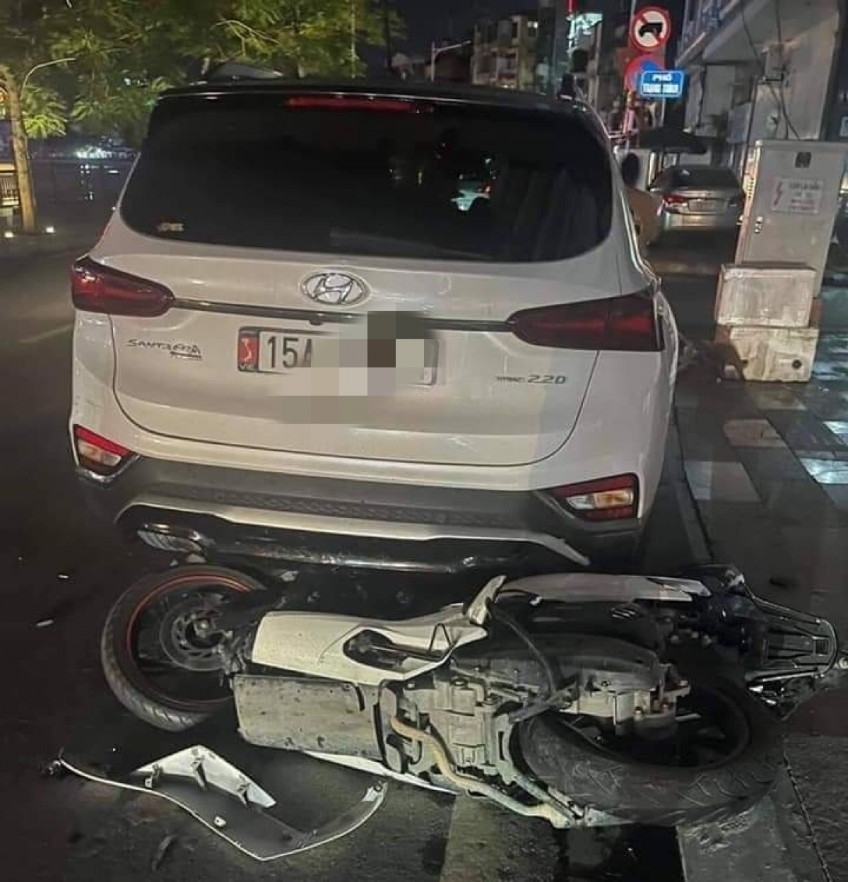 Xe đi&ecirc;n t&ocirc;ng h&agrave;ng loạt &ocirc;t&ocirc;, xe m&aacute;y, nhiều người bị thương - Ảnh 3.
