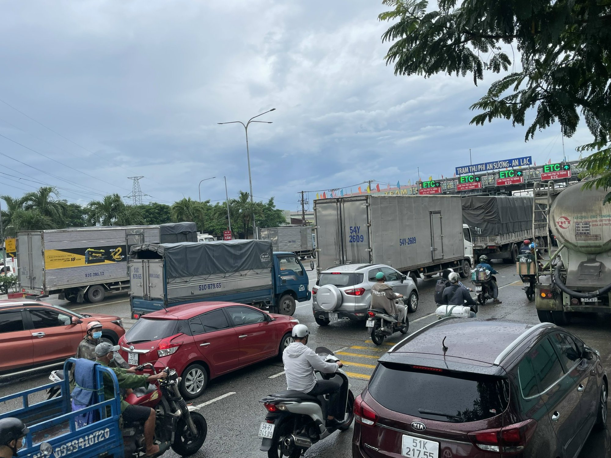 &Ugrave;n ứ giao th&ocirc;ng, đề xuất c&aacute;c tỉnh tăng cường d&aacute;n thẻ ETC cho phương tiện - Ảnh 2.