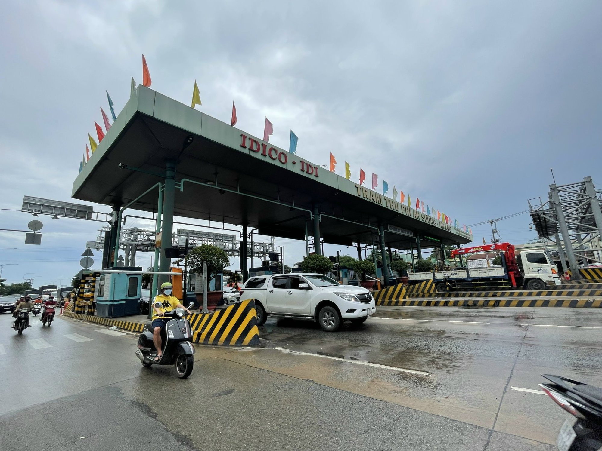 &Ugrave;n ứ giao th&ocirc;ng, đề xuất c&aacute;c tỉnh tăng cường d&aacute;n thẻ ETC cho phương tiện - Ảnh 5.
