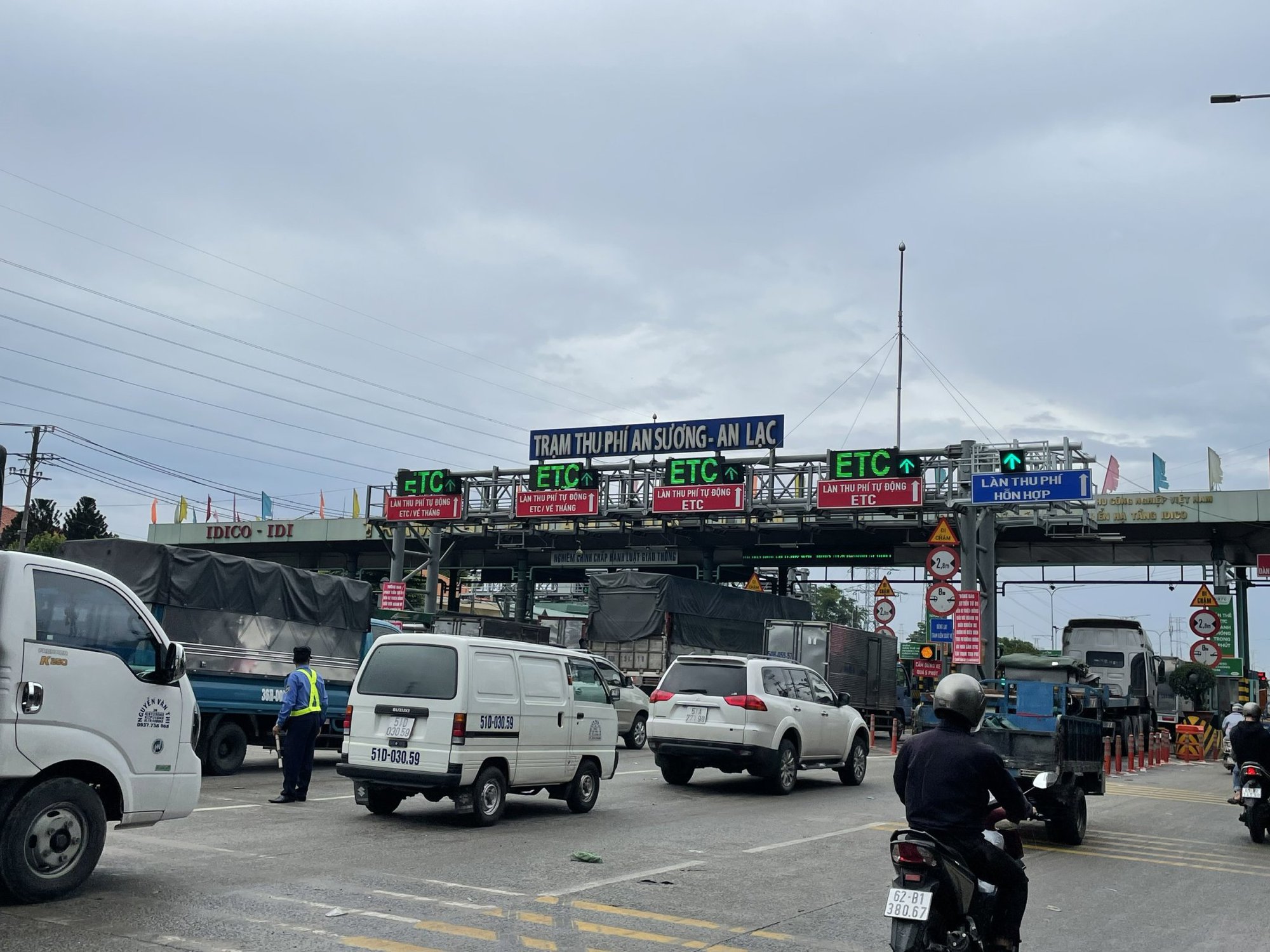 Ùn ứ giao thông, đề xuất các tỉnh tăng cường dán thẻ ETC cho phương tiện