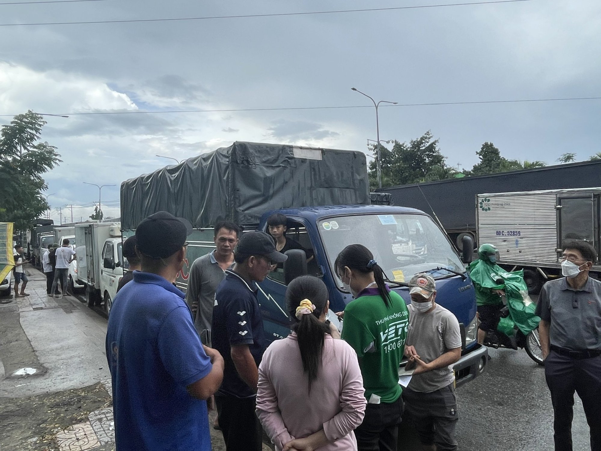&Ugrave;n ứ giao th&ocirc;ng, đề xuất c&aacute;c tỉnh tăng cường d&aacute;n thẻ ETC cho phương tiện - Ảnh 3.