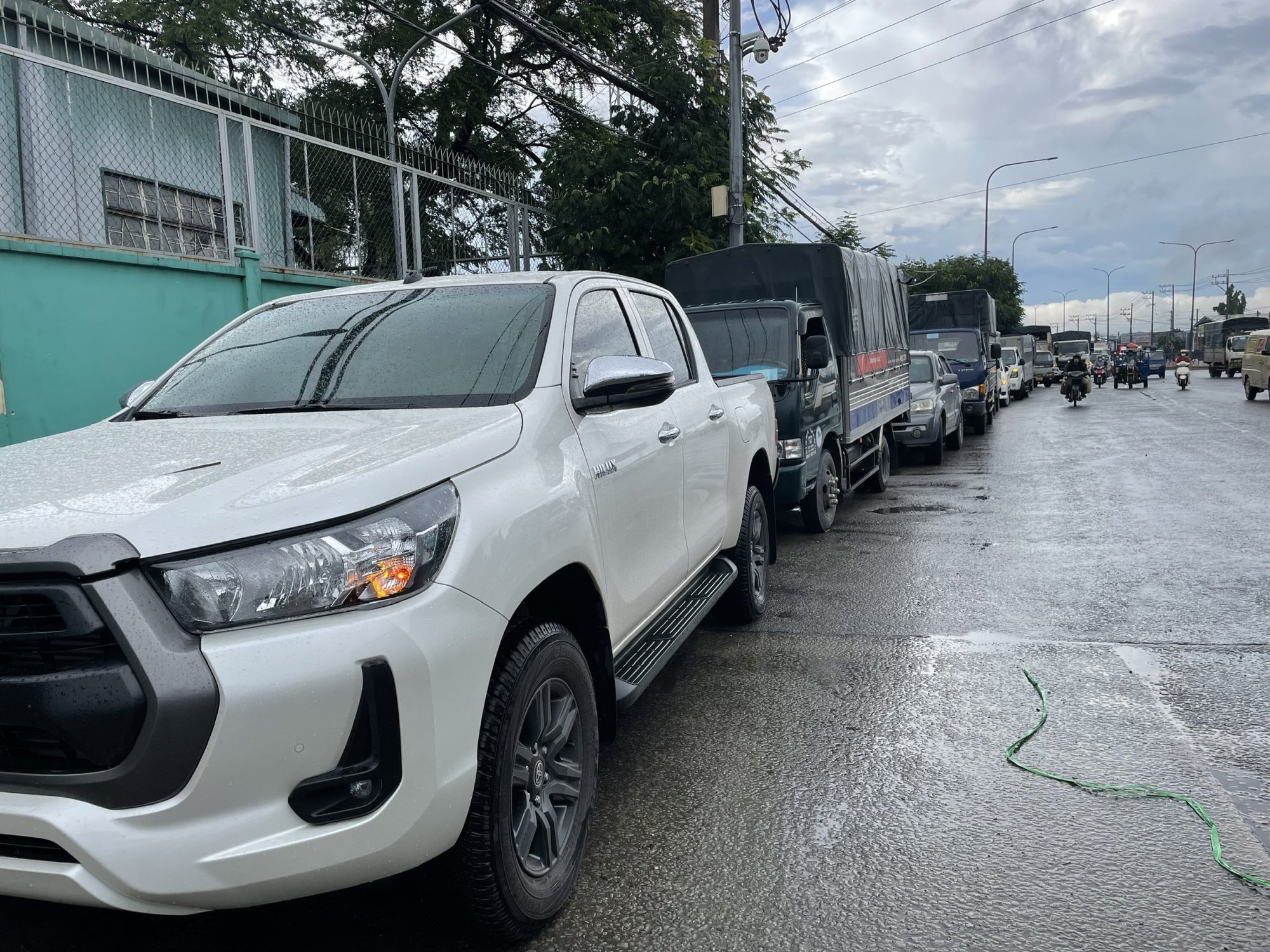 &Ugrave;n ứ giao th&ocirc;ng, đề xuất c&aacute;c tỉnh tăng cường d&aacute;n thẻ ETC cho phương tiện - Ảnh 1.
