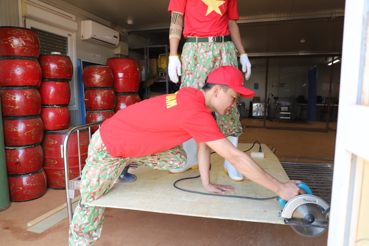 Bệnh viện d&atilde; chiến mũ nồi xanh Việt Nam kh&aacute;nh th&agrave;nh ph&ograve;ng kh&aacute;m sản khoa tại ch&acirc;u Phi - Ảnh 2.
