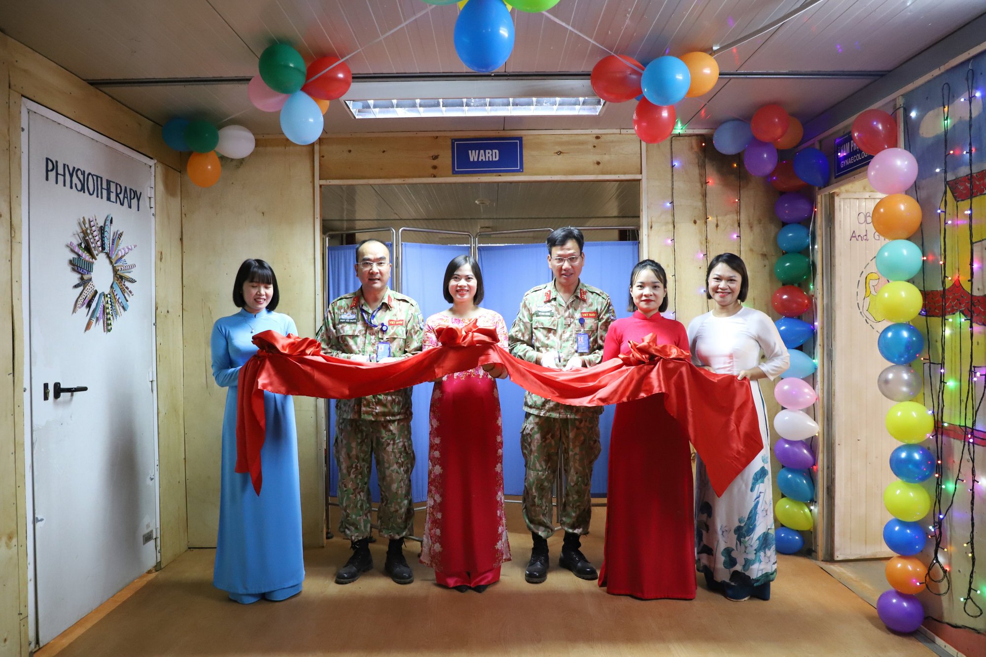 Bệnh viện d&atilde; chiến mũ nồi xanh Việt Nam kh&aacute;nh th&agrave;nh ph&ograve;ng kh&aacute;m sản khoa tại ch&acirc;u Phi - Ảnh 1.