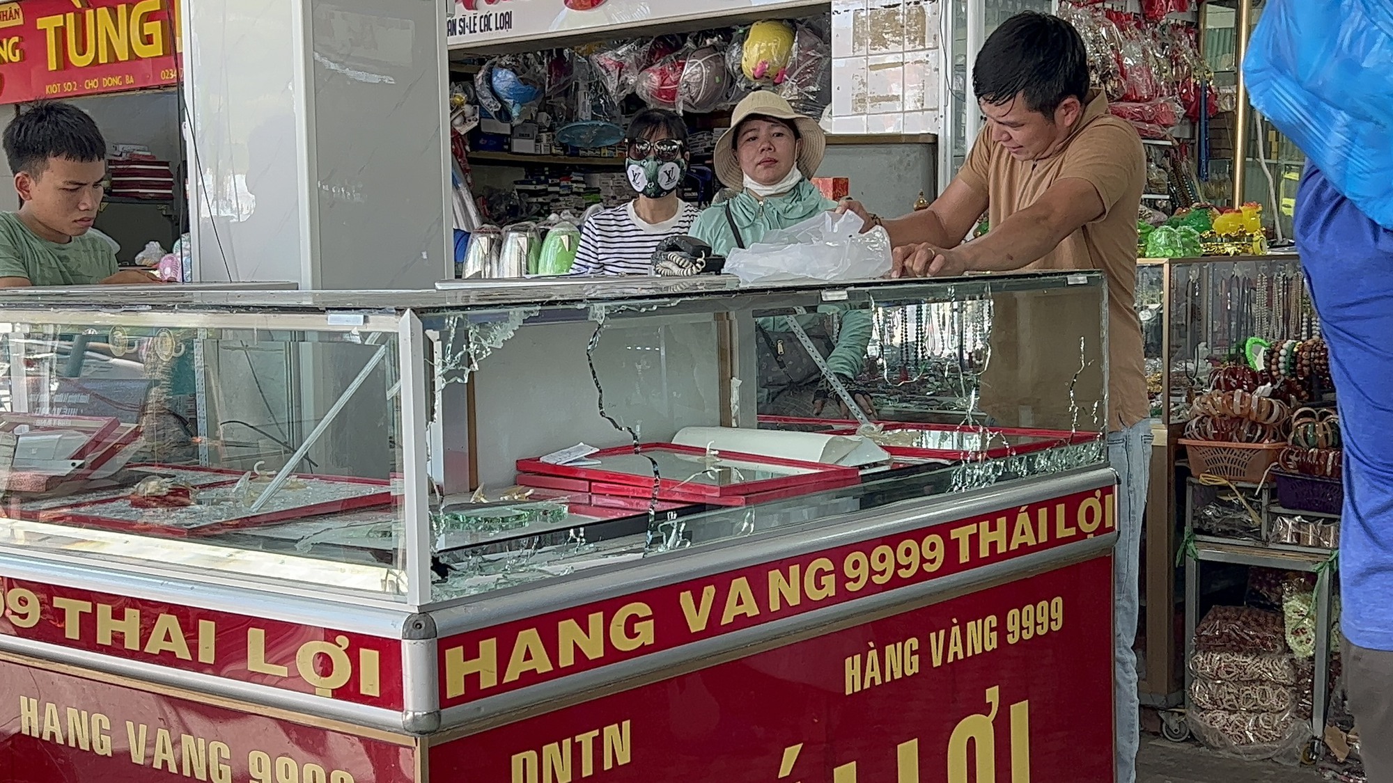 Kẻ d&ugrave;ng s&uacute;ng cướp 2 tiệm v&agrave;ng ở Huế l&agrave; c&aacute;n bộ trại giam - Ảnh 1.