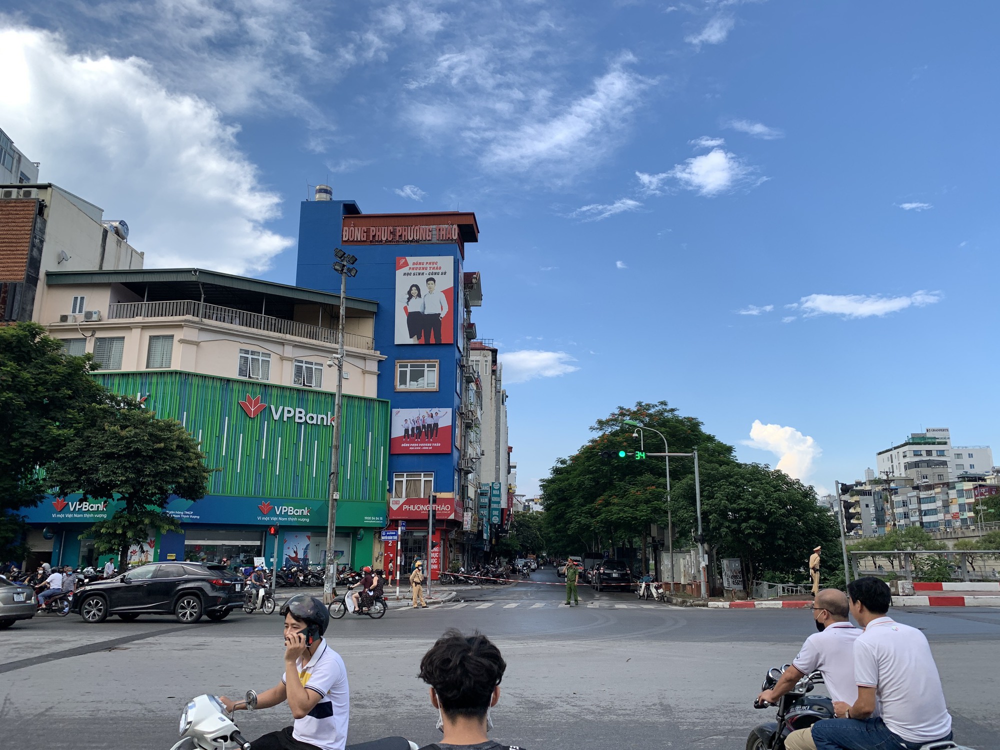 Ch&aacute;y lớn tại qu&aacute;n karaoke 6 tầng, huy động nhiều xe cứu thương v&agrave; xe thang - Ảnh 2.