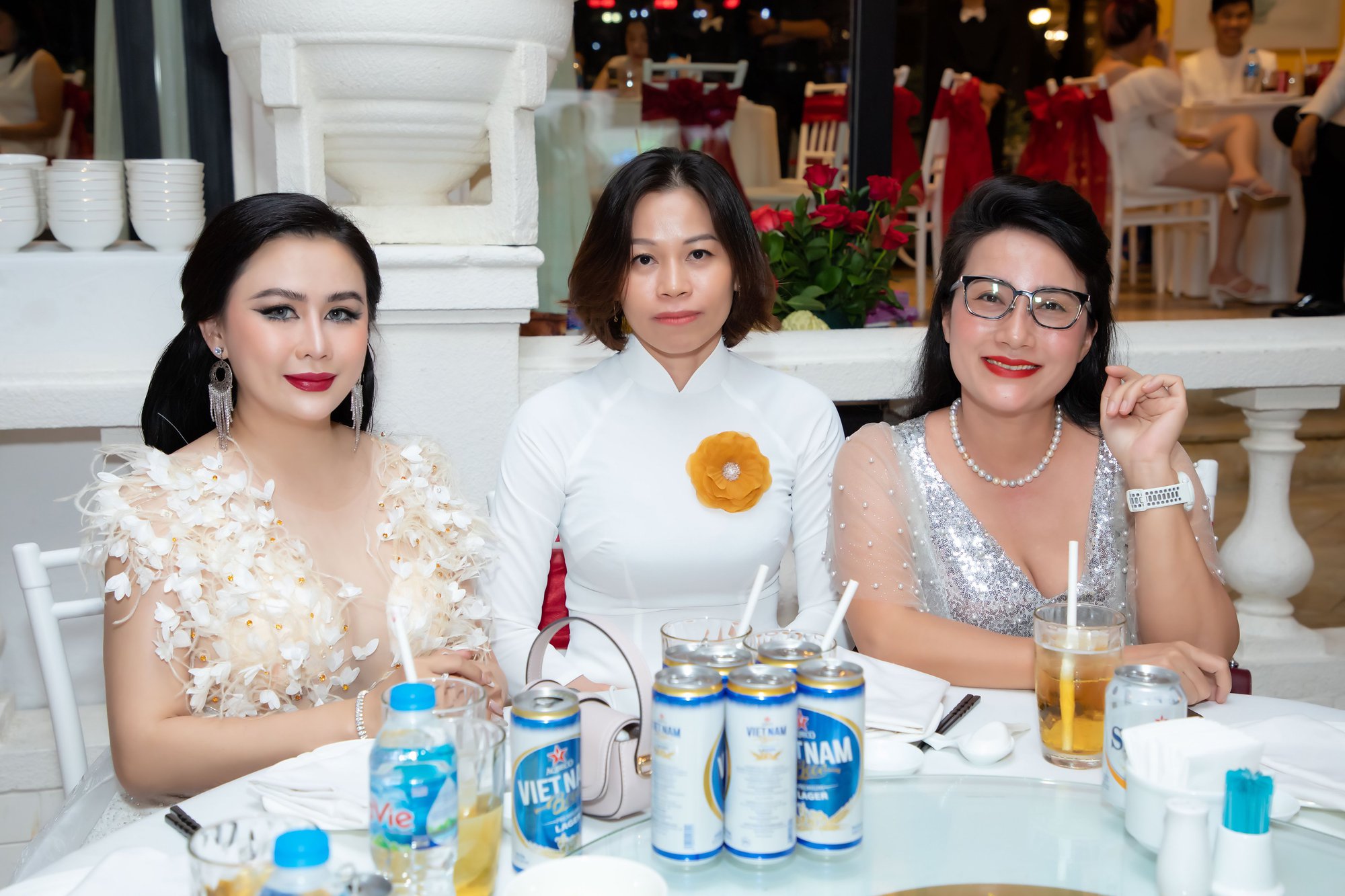 Hoa hậu Lý Kim Ngân diện dạ hội trắng muốt khoe vẻ đẹp đài cát - Ảnh 5.
