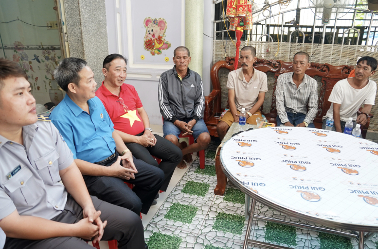 Tặng quà ngư dân sống sót trở về