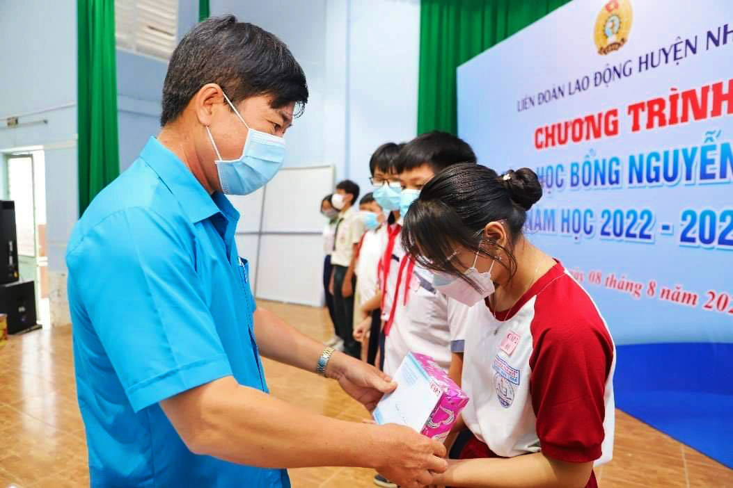 Tặng sổ tiết kiệm dài hạn cho công nhân bị tai nạn lao động