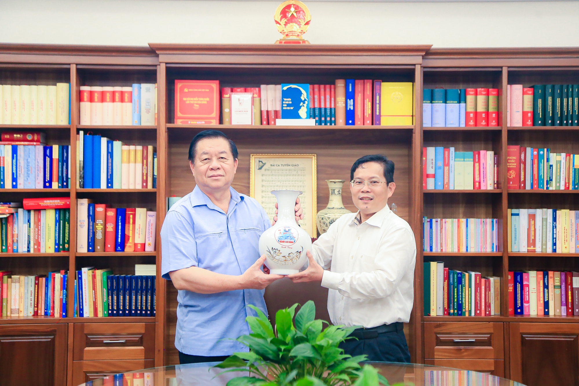 Chương trình "Một triệu lá cờ Tổ quốc cùng ngư dân bám biển" lan tỏa tinh thần yêu nước