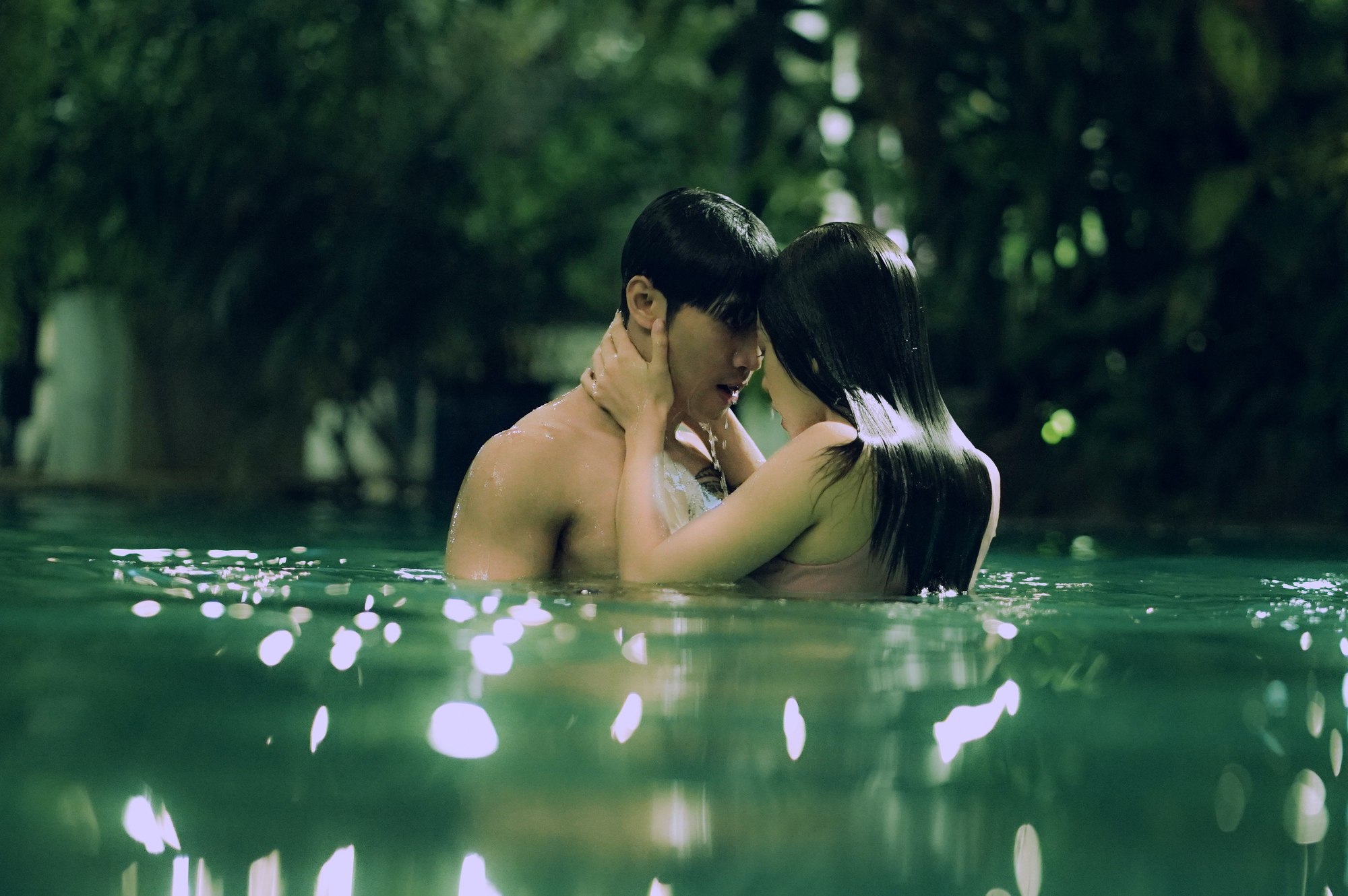 T&ocirc;n Kinh L&acirc;m e d&egrave; khi đ&oacute;ng cảnh n&oacute;ng với Chi Pu - Ảnh 3.