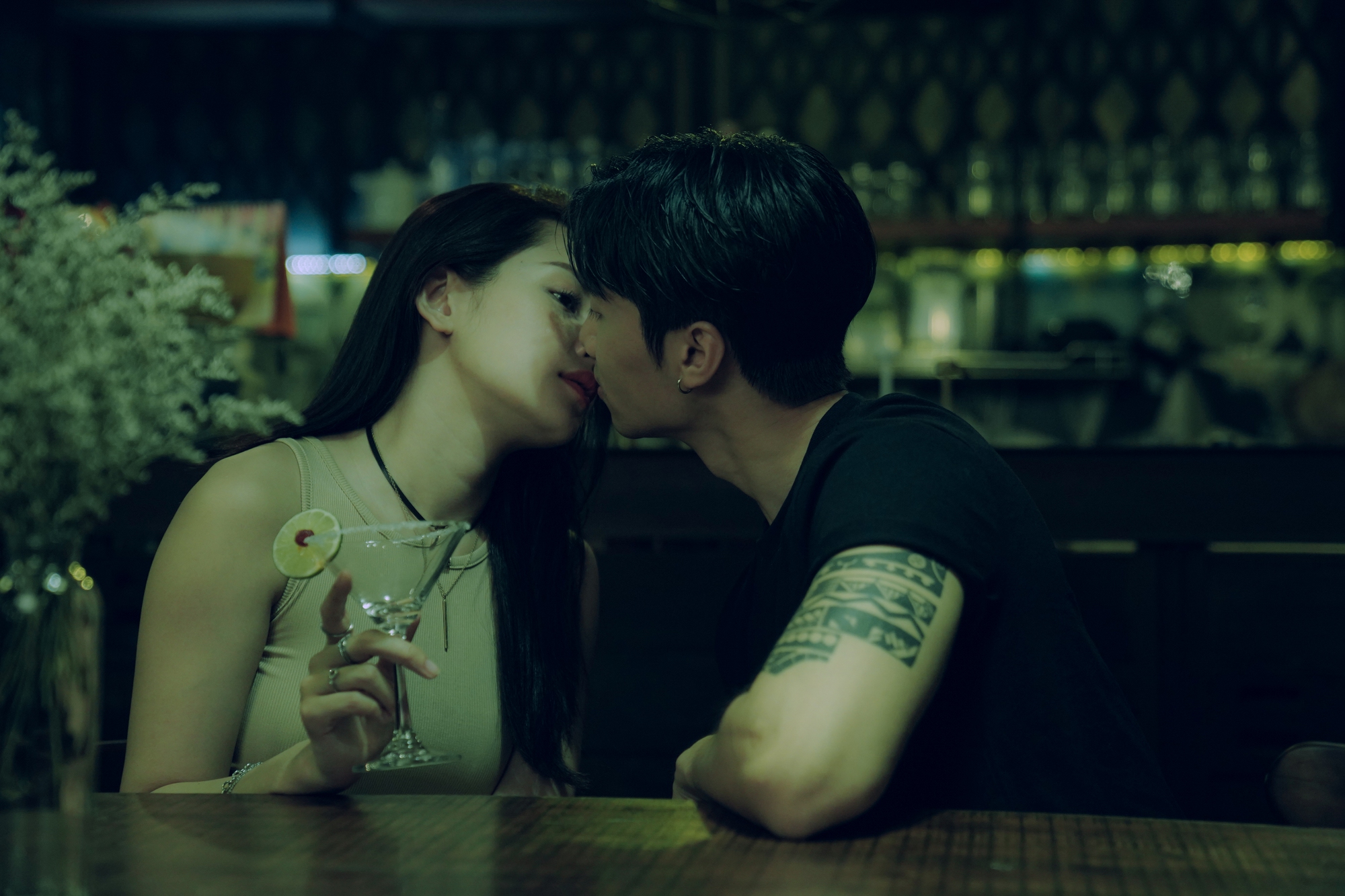 T&ocirc;n Kinh L&acirc;m e d&egrave; khi đ&oacute;ng cảnh n&oacute;ng với Chi Pu - Ảnh 1.
