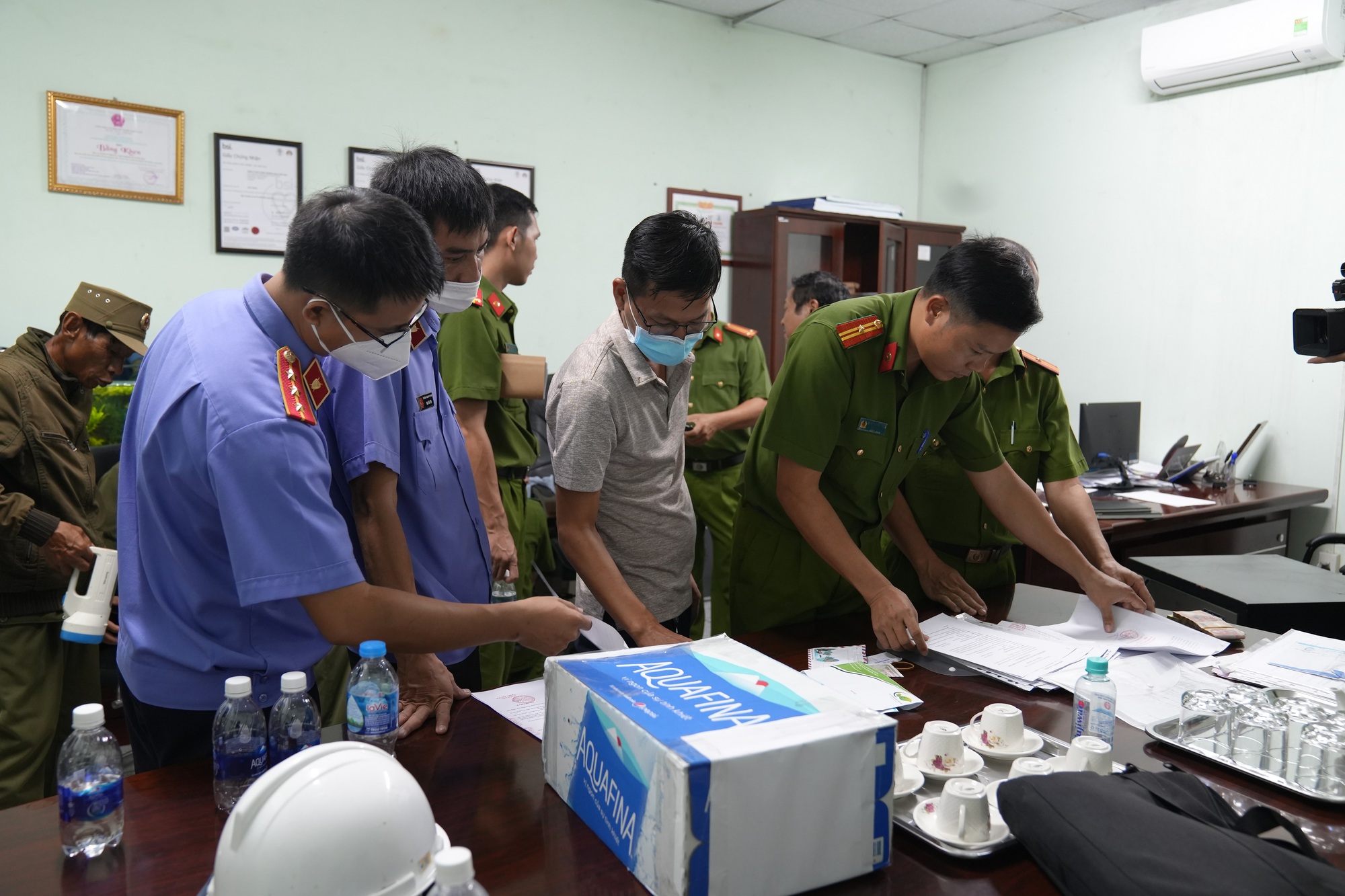Khám xét khẩn cấp công ty ở Bà Rịa- Vũng Tàu nghi buôn bán hàng cấm