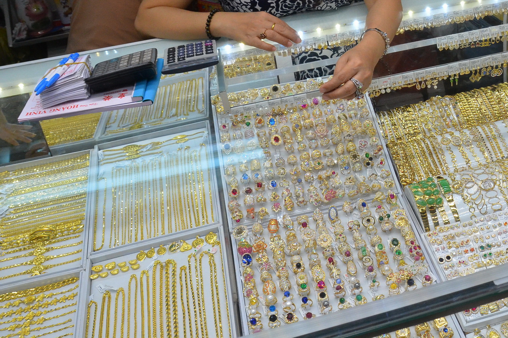 Giá vàng hôm nay 10-8: Vàng thế giới tăng mạnh, trong nước lại đi xuống