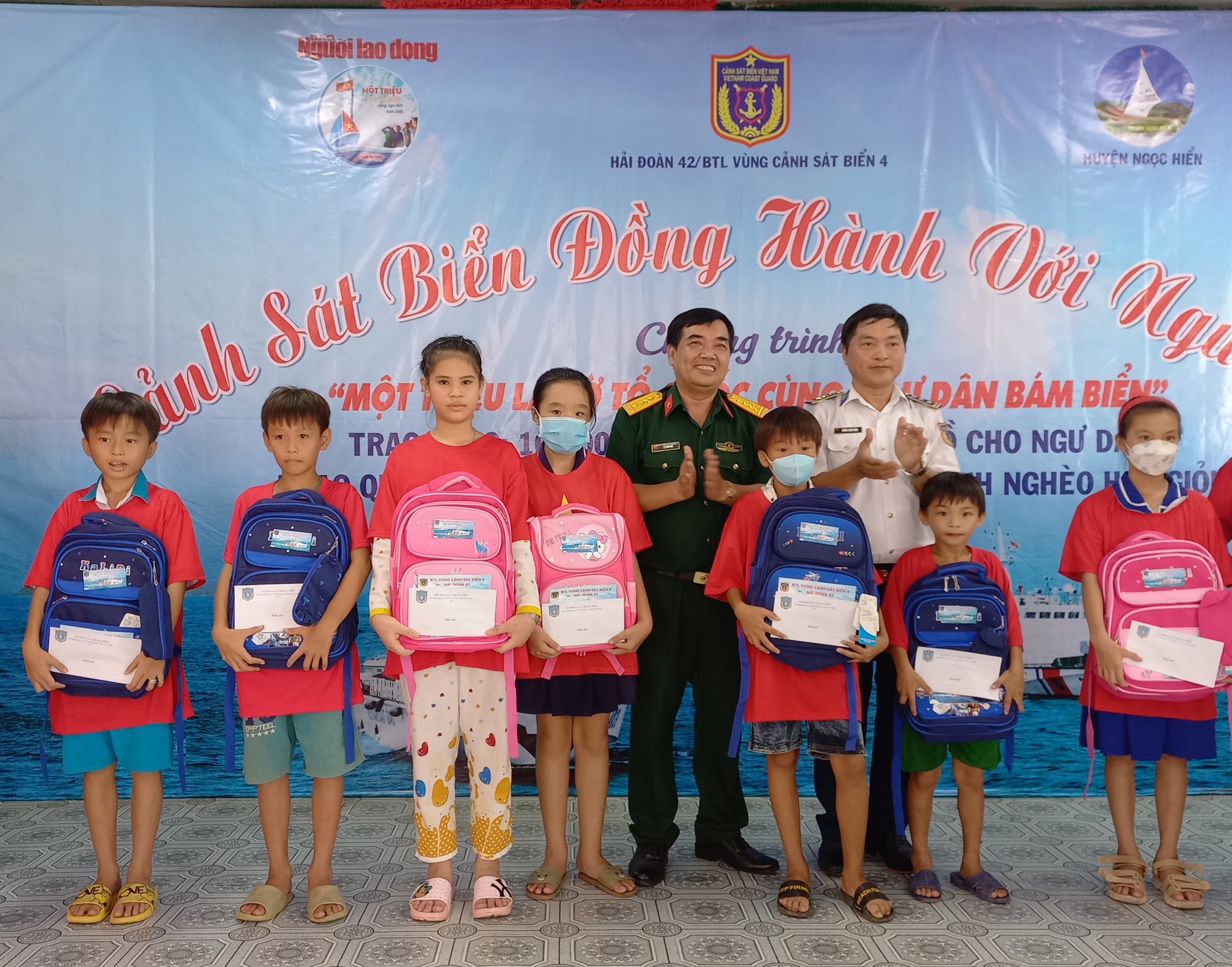 Trao 4.000 lá cờ Tổ quốc cho ngư dân ở Cà Mau - Ảnh 3.