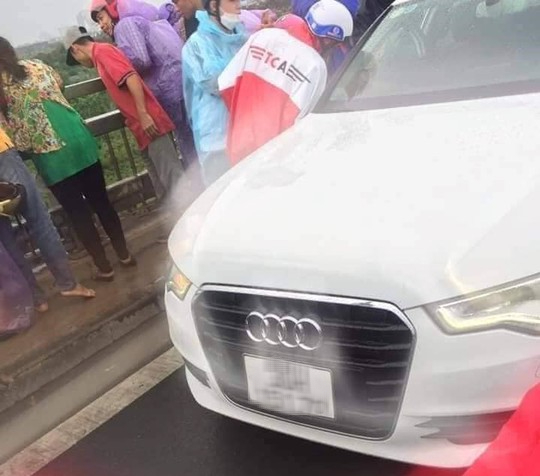 Người đ&agrave;n &ocirc;ng nghi để lại xe Audi A6 tr&ecirc;n cầu c&ugrave;ng thư tuyệt mệnh rồi nhảy cầu - Ảnh 2.