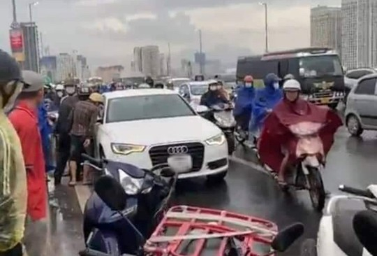Người đ&agrave;n &ocirc;ng nghi để lại xe Audi A6 tr&ecirc;n cầu c&ugrave;ng thư tuyệt mệnh rồi nhảy cầu - Ảnh 1.