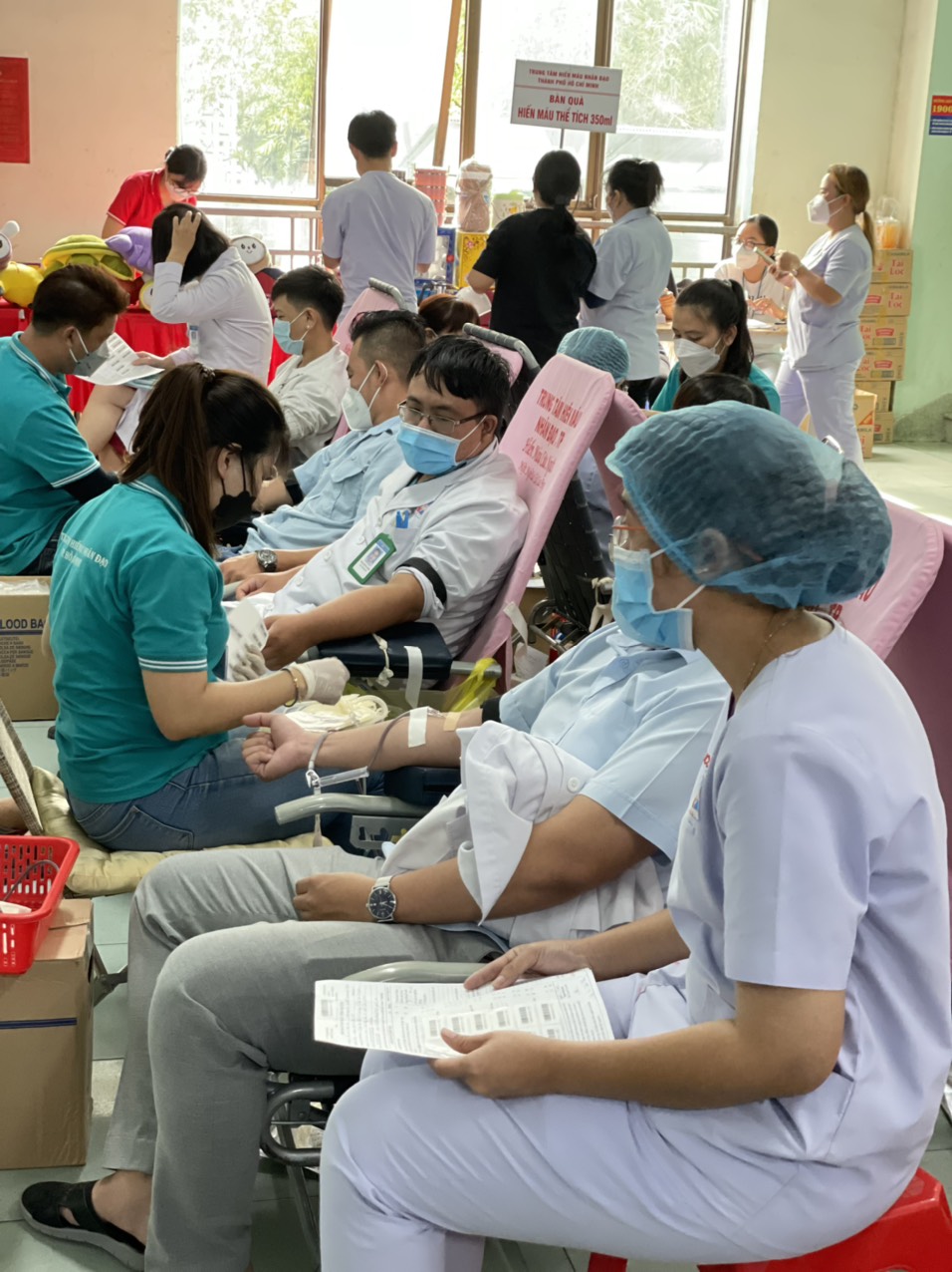 Hiến máu cứu người - nghĩa cử cao đẹp của nhân viên y tế