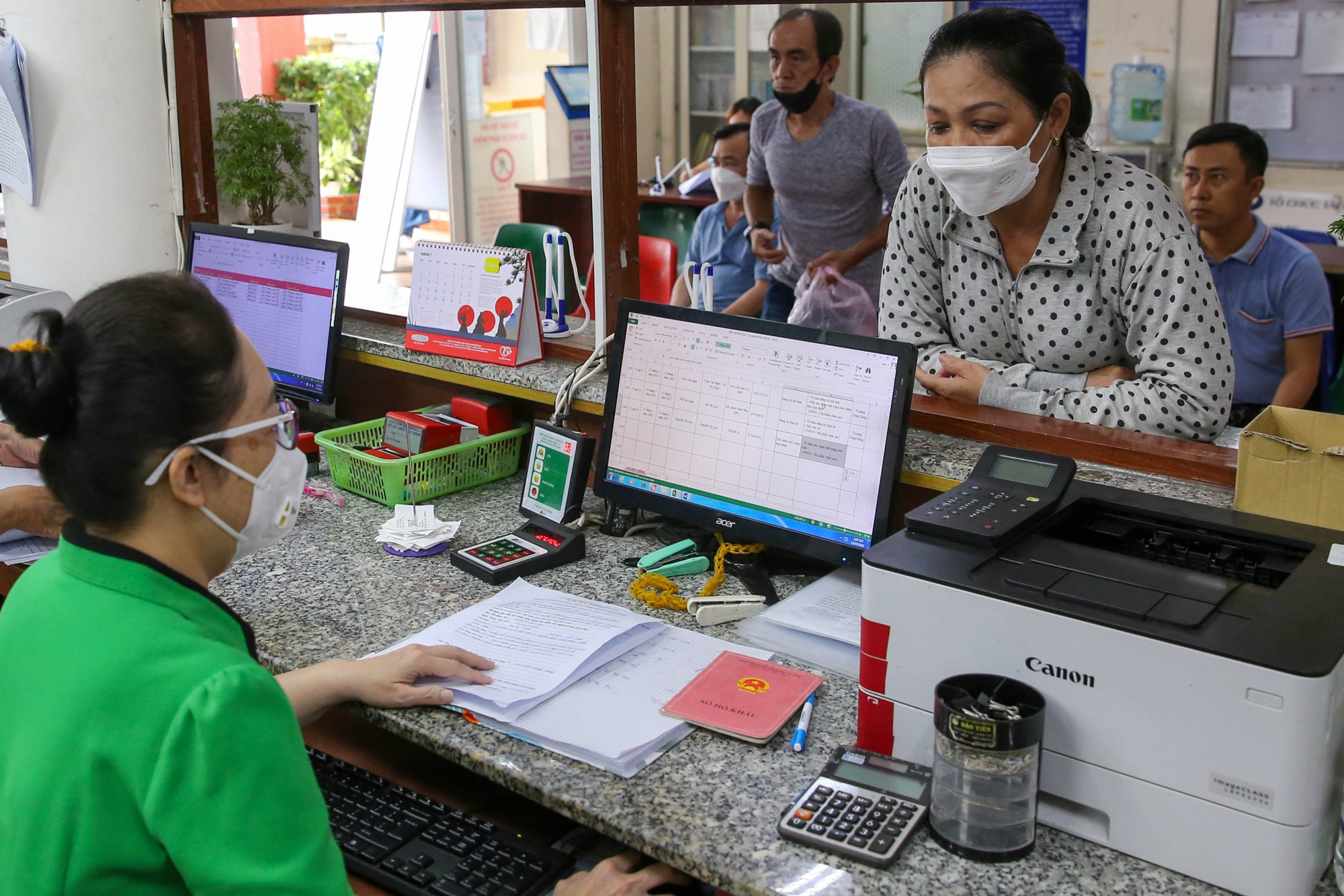 Vì sao có nơi thu hồi sổ hộ khẩu?