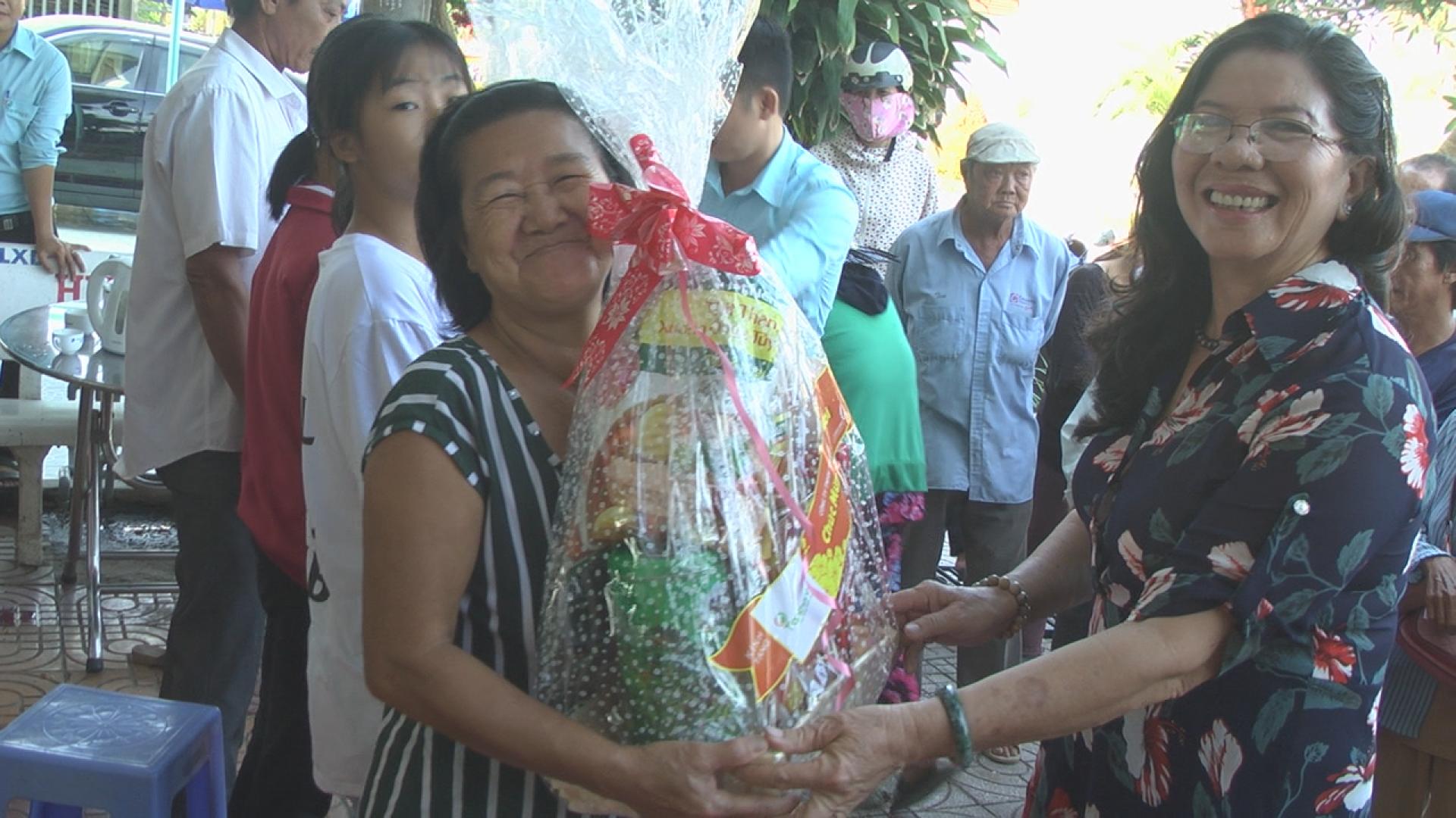 Tấm lòng chị đẹp như hoa