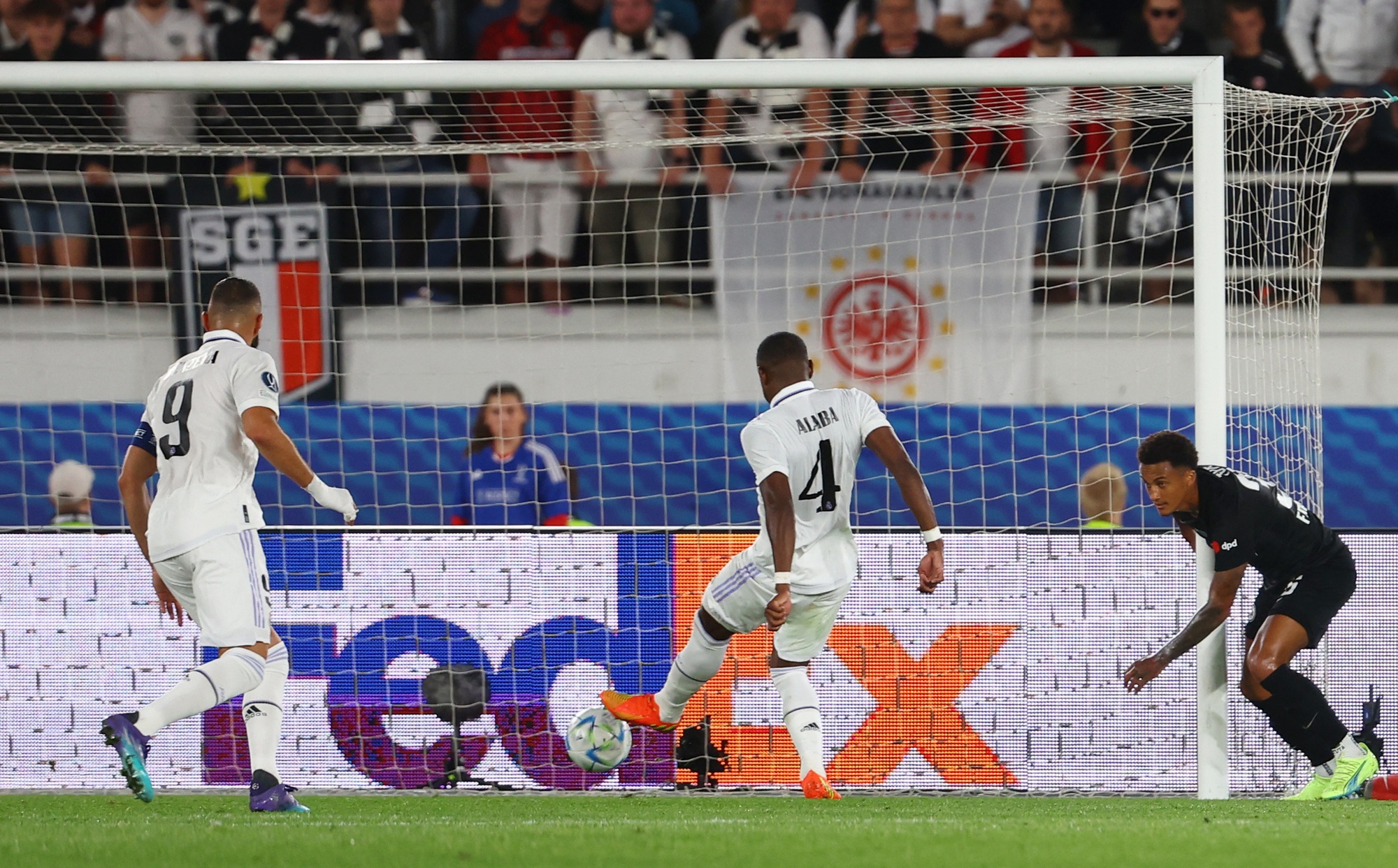 Đ&aacute;nh bại nh&agrave; v&ocirc; địch Europa League, Real Madrid đoạt Si&ecirc;u c&uacute;p ch&acirc;u &Acirc;u - Ảnh 3.