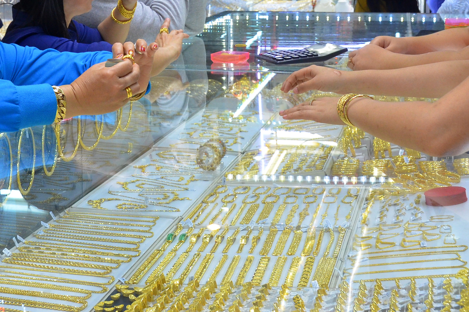 Giá vàng hôm nay 11-8: USD giảm giá rất mạnh, vàng vẫn bốc hơi - Ảnh 1.