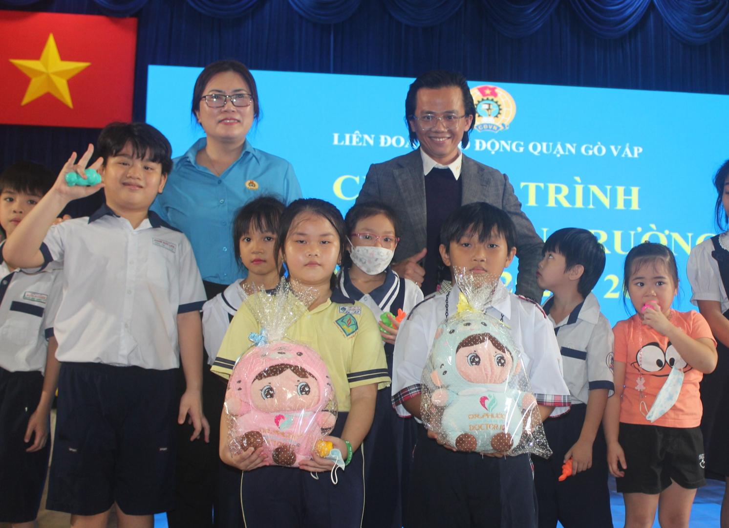 Trẻ em khó khăn được "Tiếp bước đến trường"